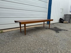 Banco/Mesa de café de listones de nogal de mediados de siglo B