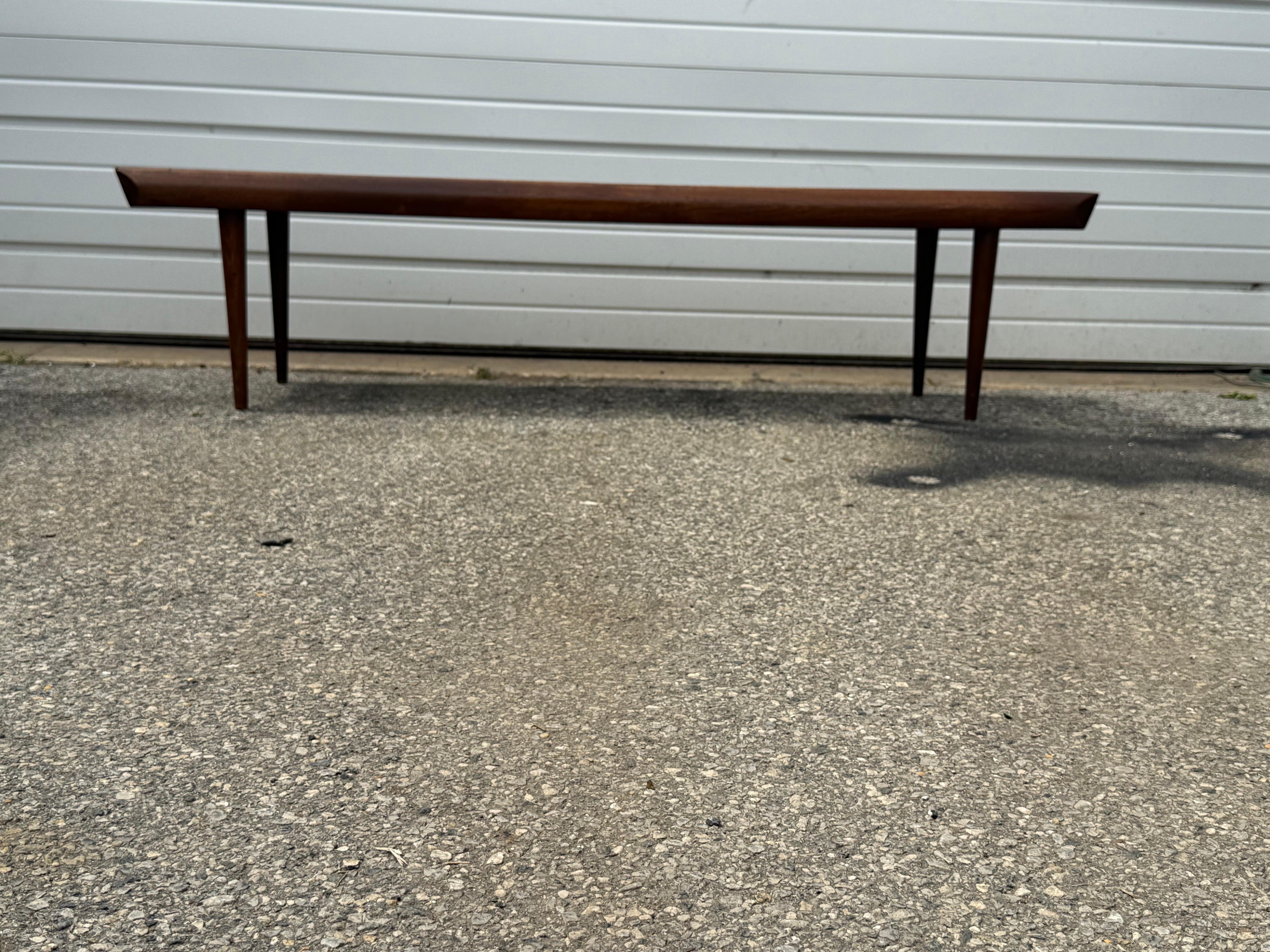 Mitte des Jahrhunderts Dänisch Modern Nussbaum Lattenbank/Kaffeetisch

Angeboten wird ein Vintage Mitte des Jahrhunderts modernen Nussbaum Beistelltisch. Dieser Tisch ist eine hervorragende Darstellung der Moderne. Das elegante Design und die
