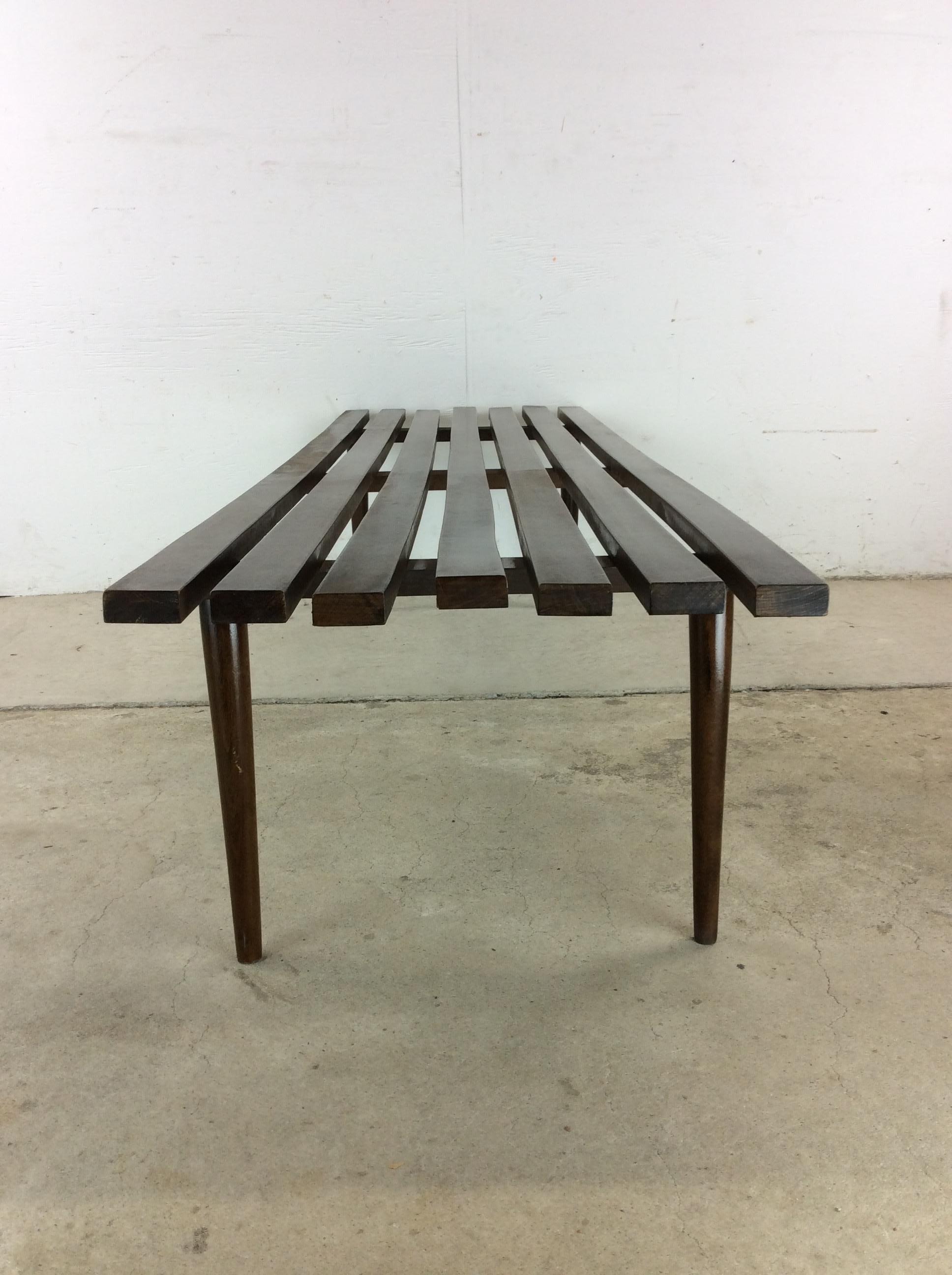 Table basse à lattes en noyer de style The Moderns en vente 3