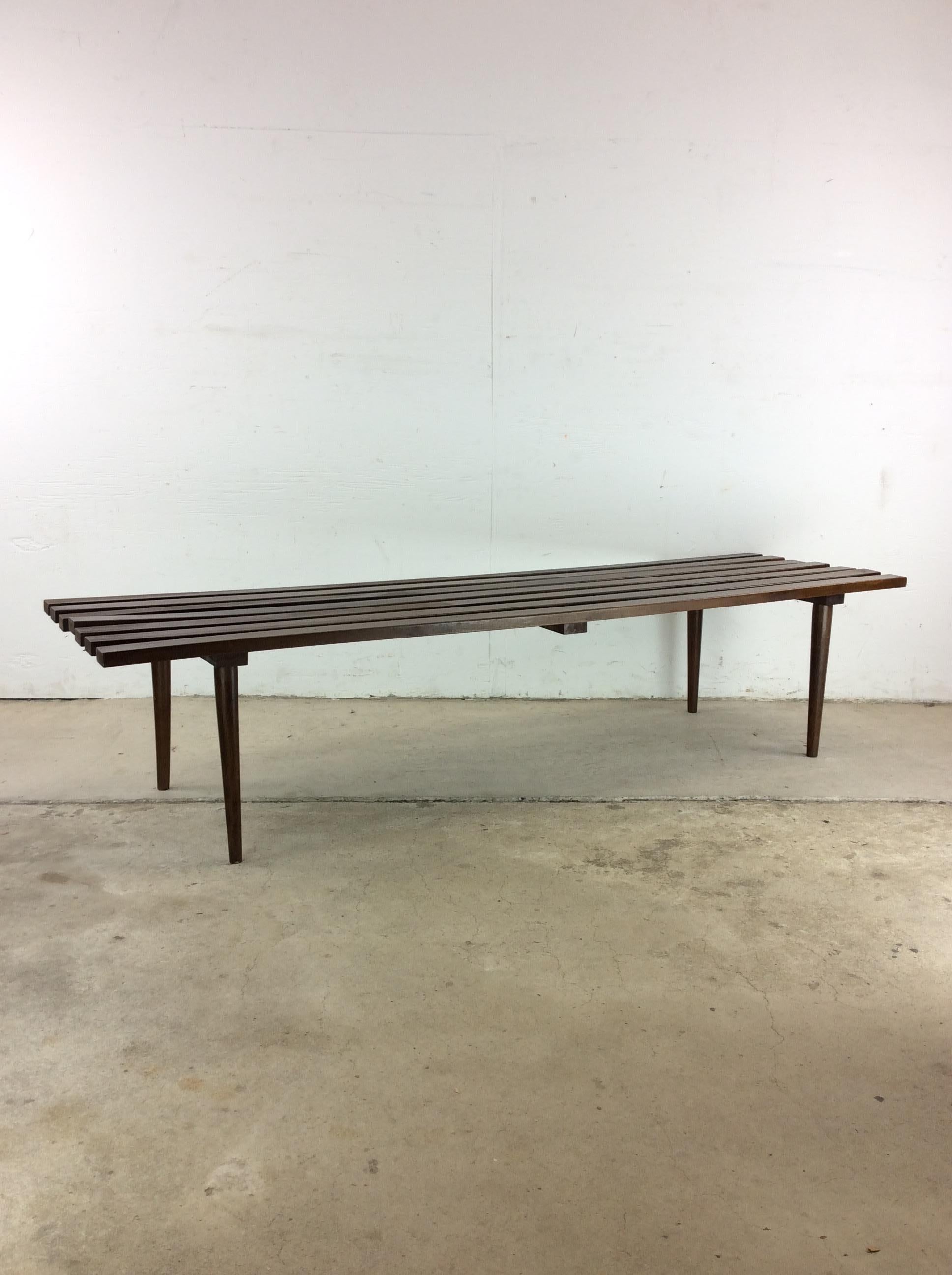 Table basse à lattes en noyer de style The Moderns en vente 4