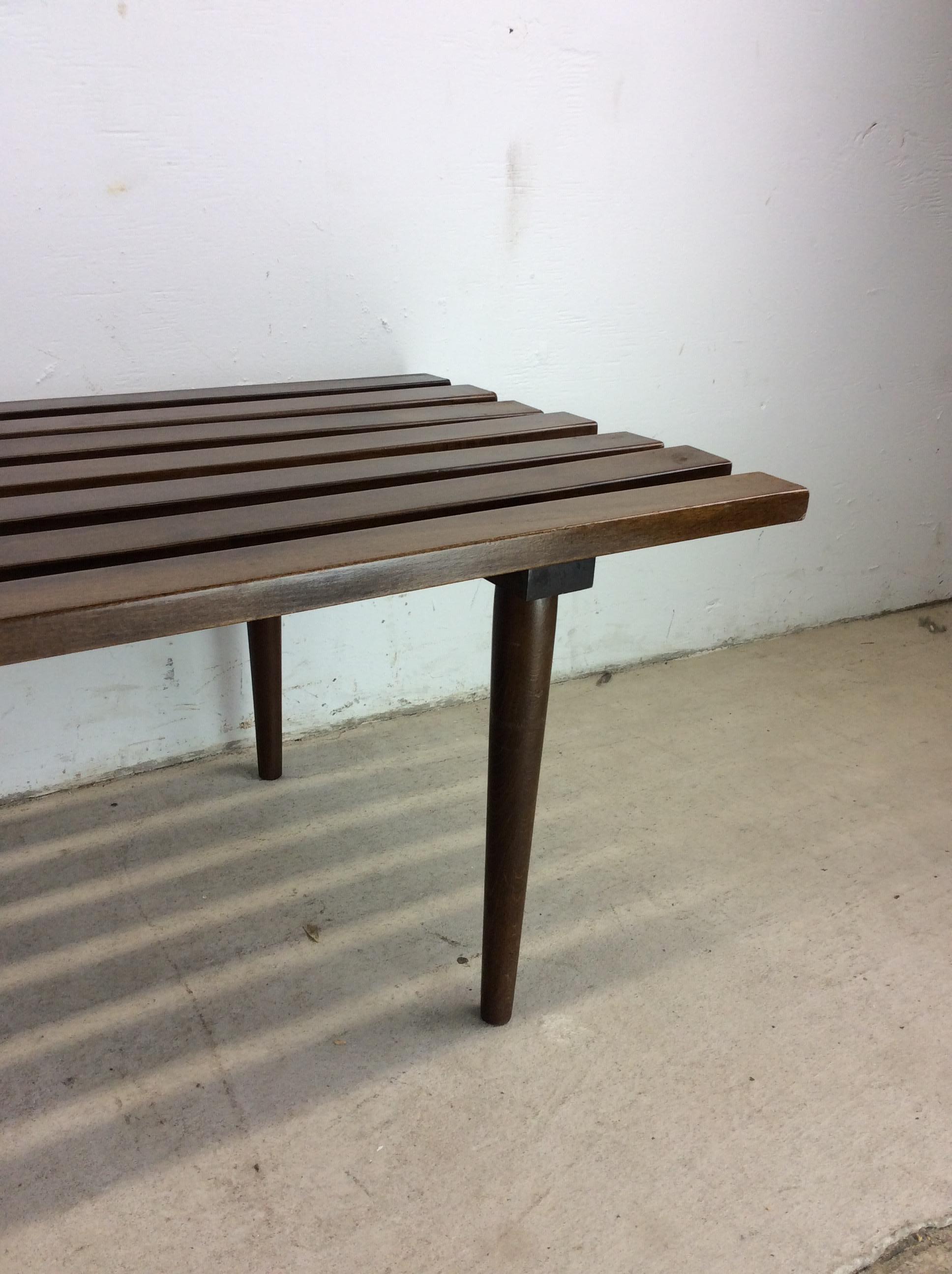 Table basse à lattes en noyer de style The Moderns en vente 10