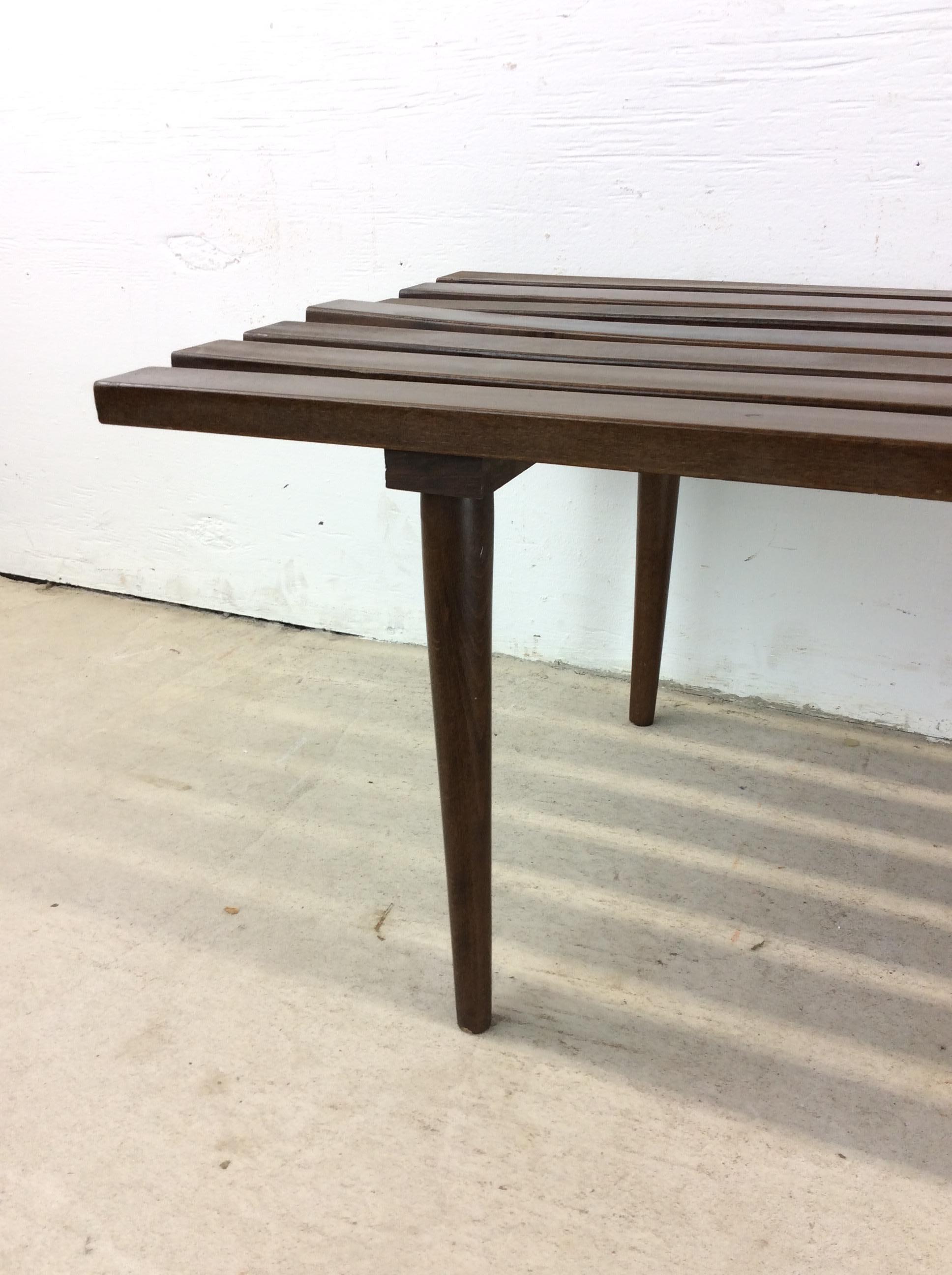 Table basse à lattes en noyer de style The Moderns en vente 11