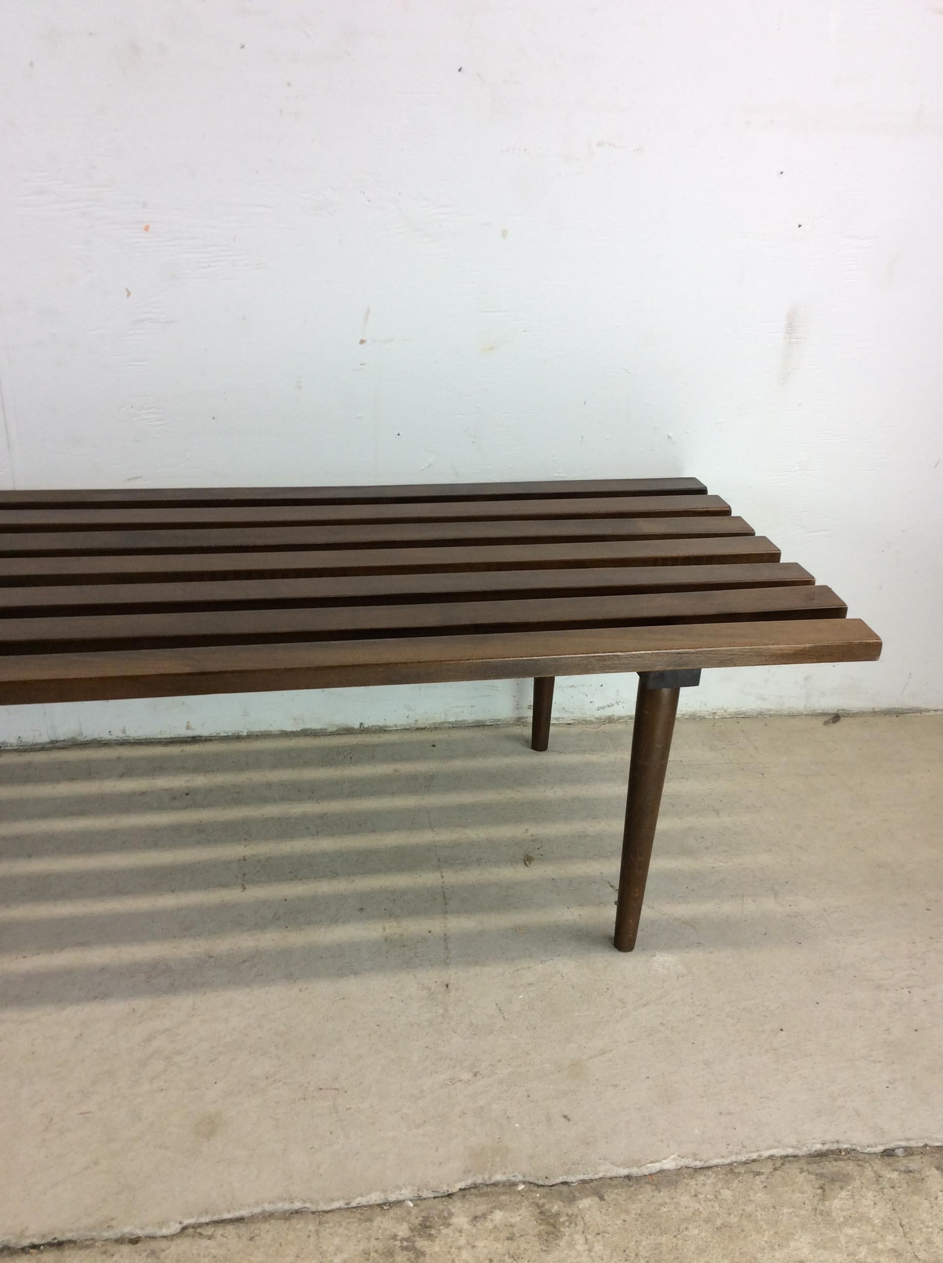 Table basse à lattes en noyer de style The Moderns en vente 12