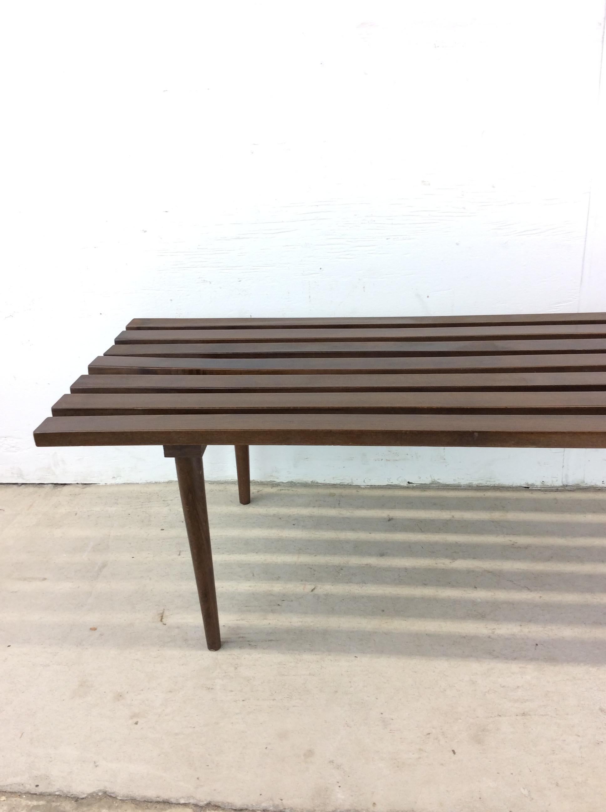 Table basse à lattes en noyer de style The Moderns en vente 13