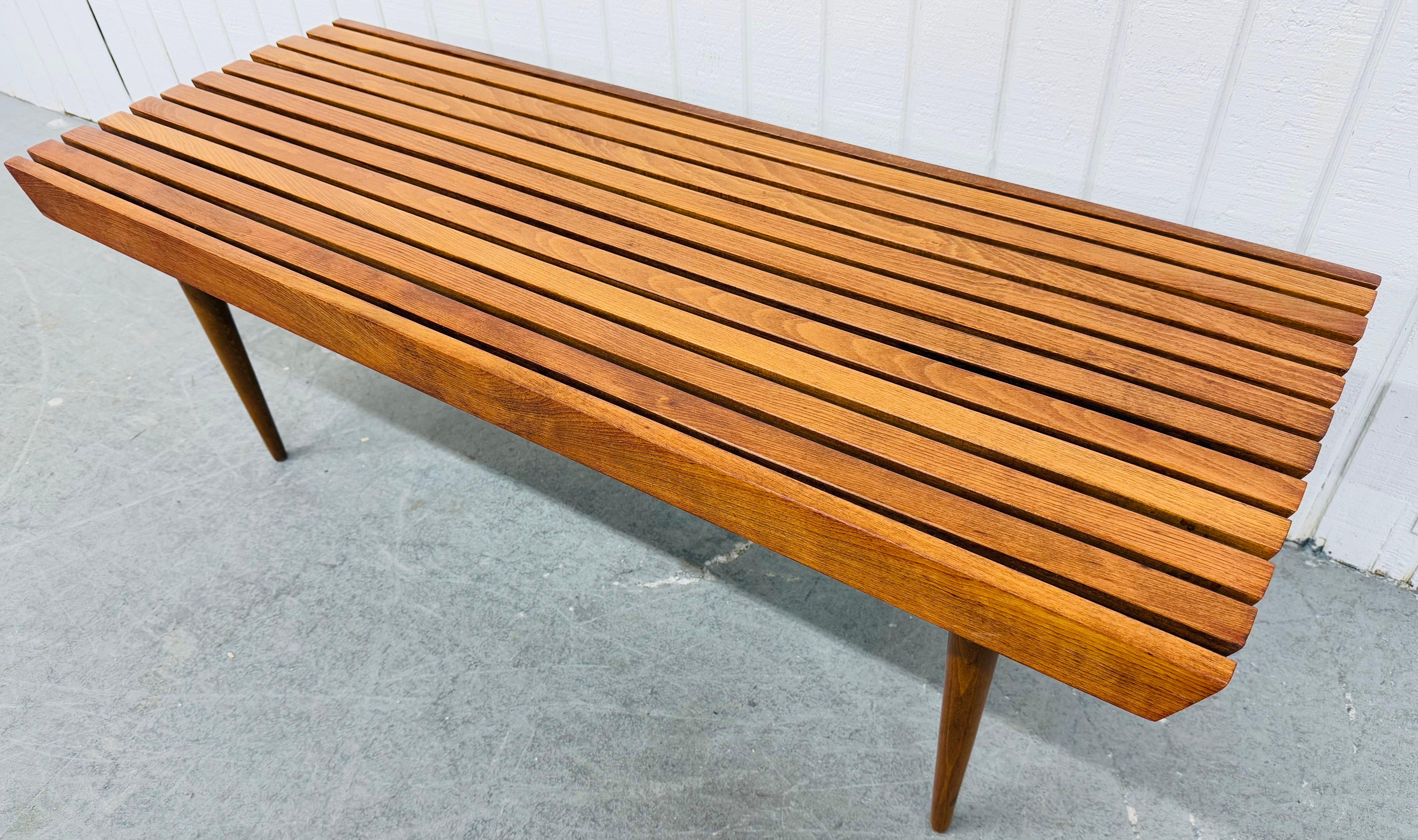 Mid-Century Modern Table basse à lattes en noyer The Moderns en vente