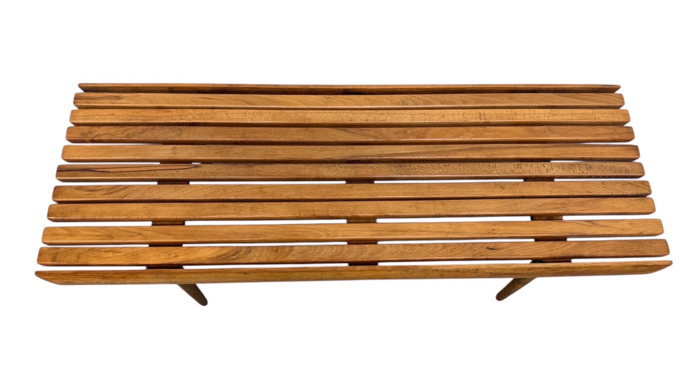 Mid-Century Modern Table basse à lattes en noyer The Moderns en vente
