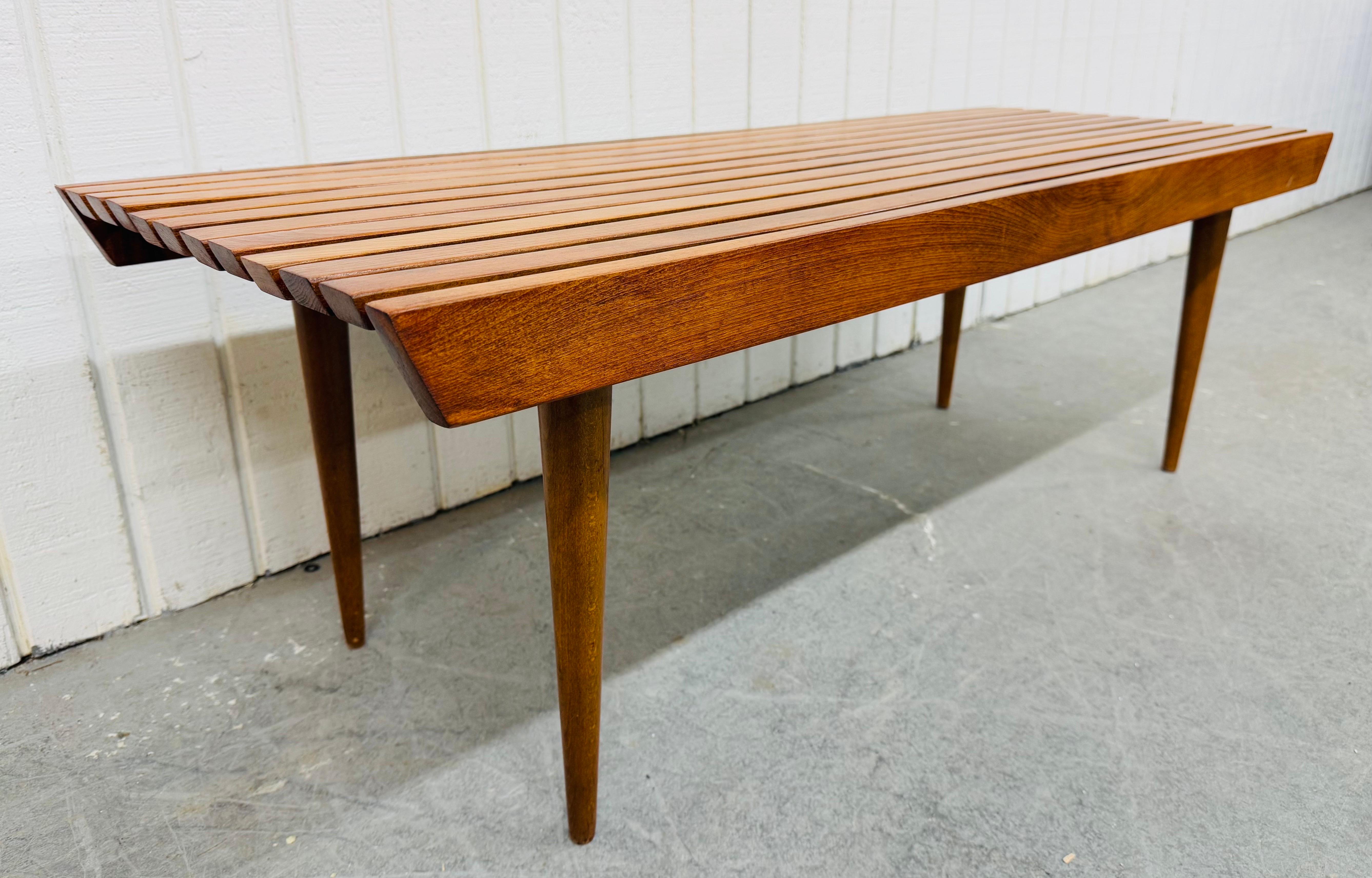 Américain Table basse à lattes en noyer The Moderns en vente