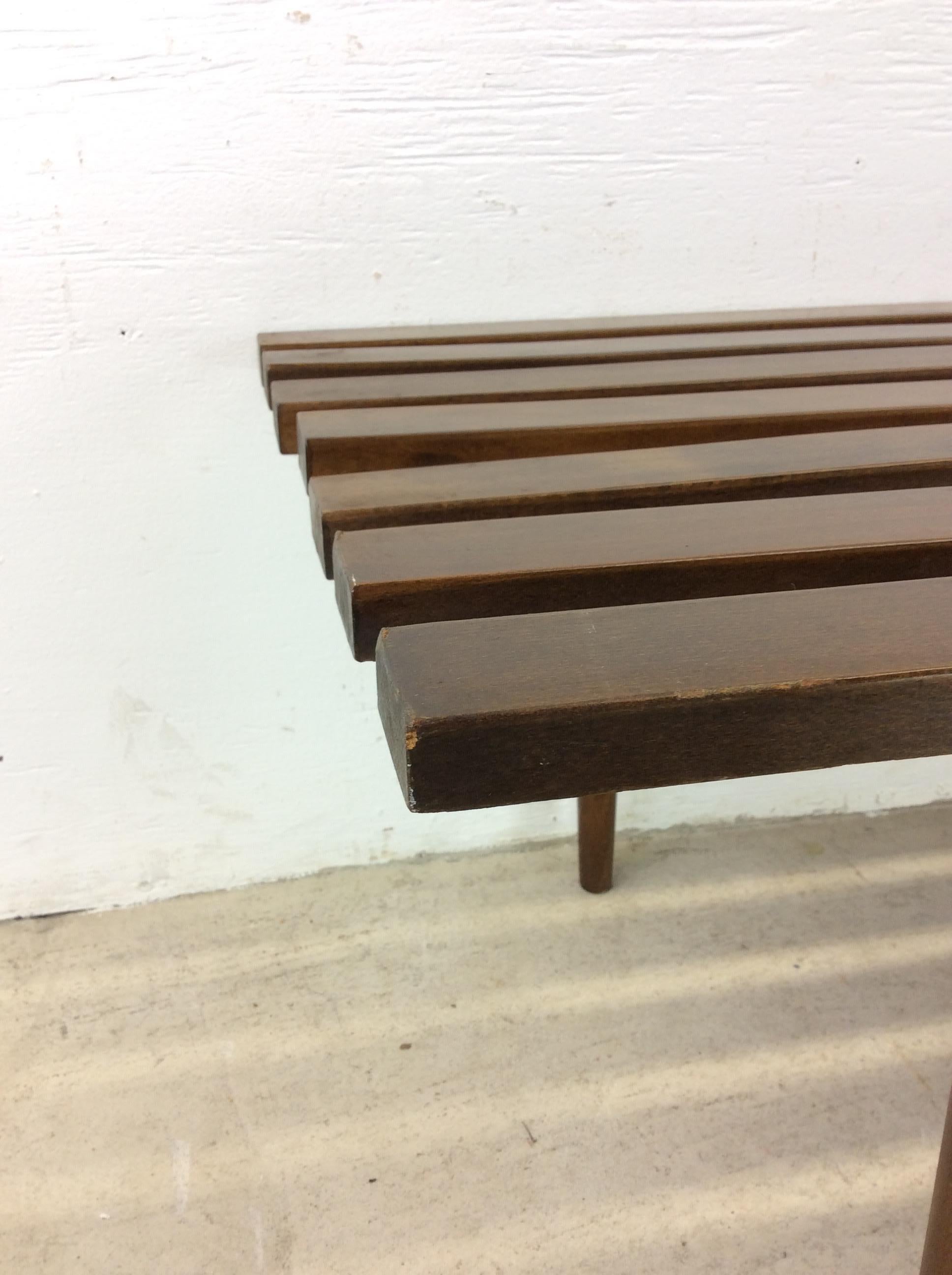 20ième siècle Table basse à lattes en noyer de style The Moderns en vente