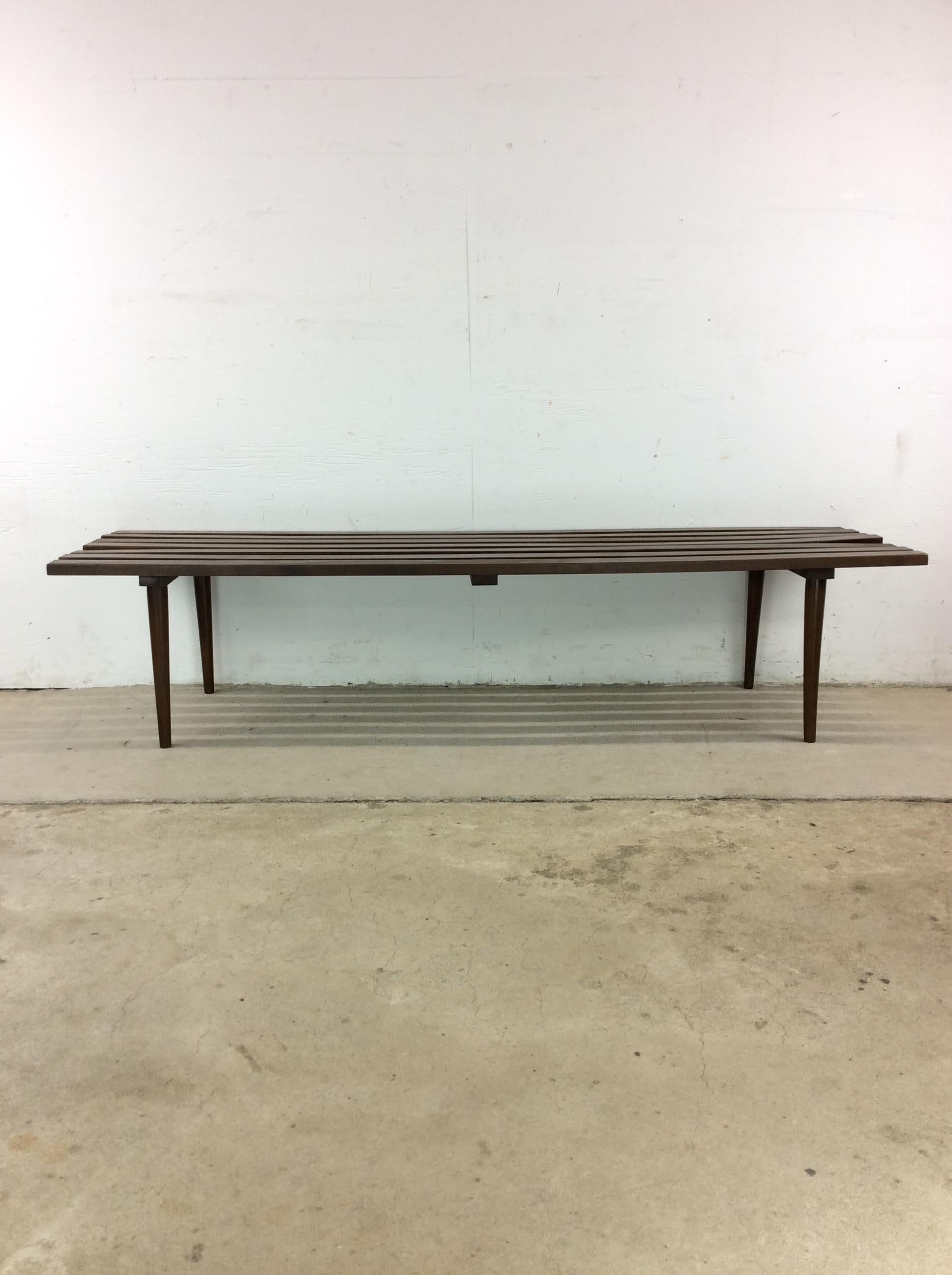 Table basse à lattes en noyer de style The Moderns en vente 1