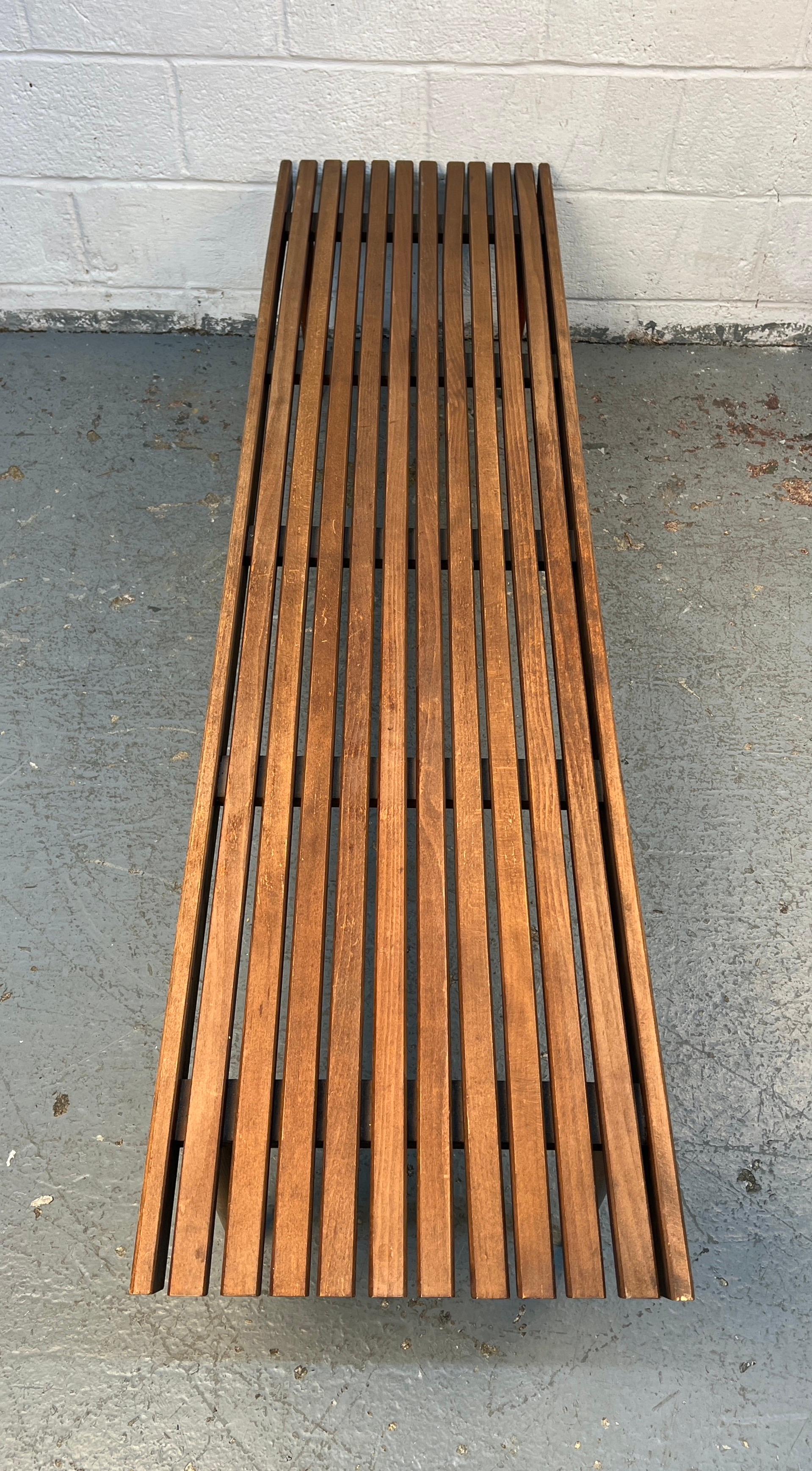 Moderne Lattenbank aus Nussbaum aus der Jahrhundertmitte im Angebot 4