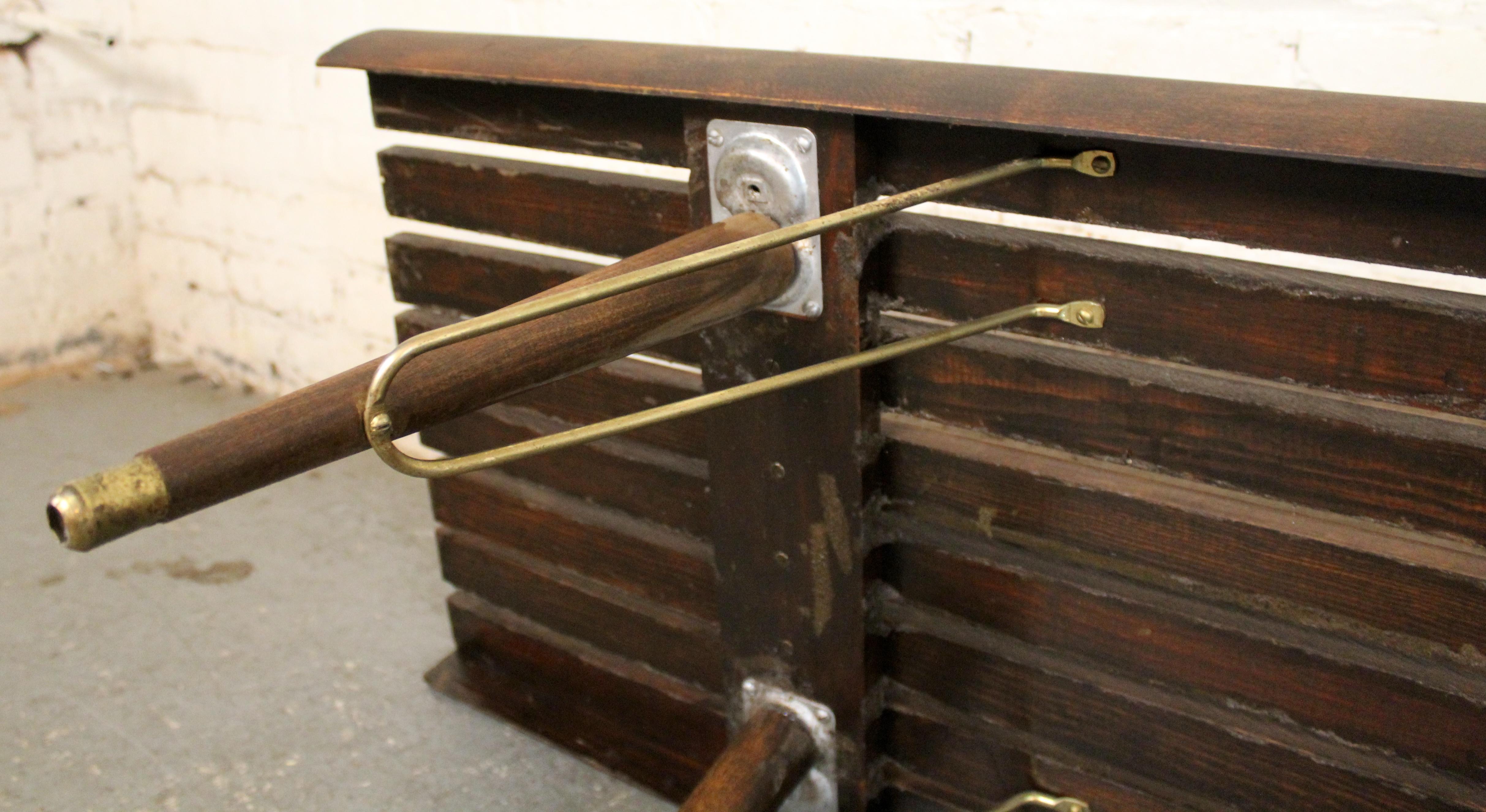 Banc à lattes en noyer moderne du milieu du siècle en vente 3