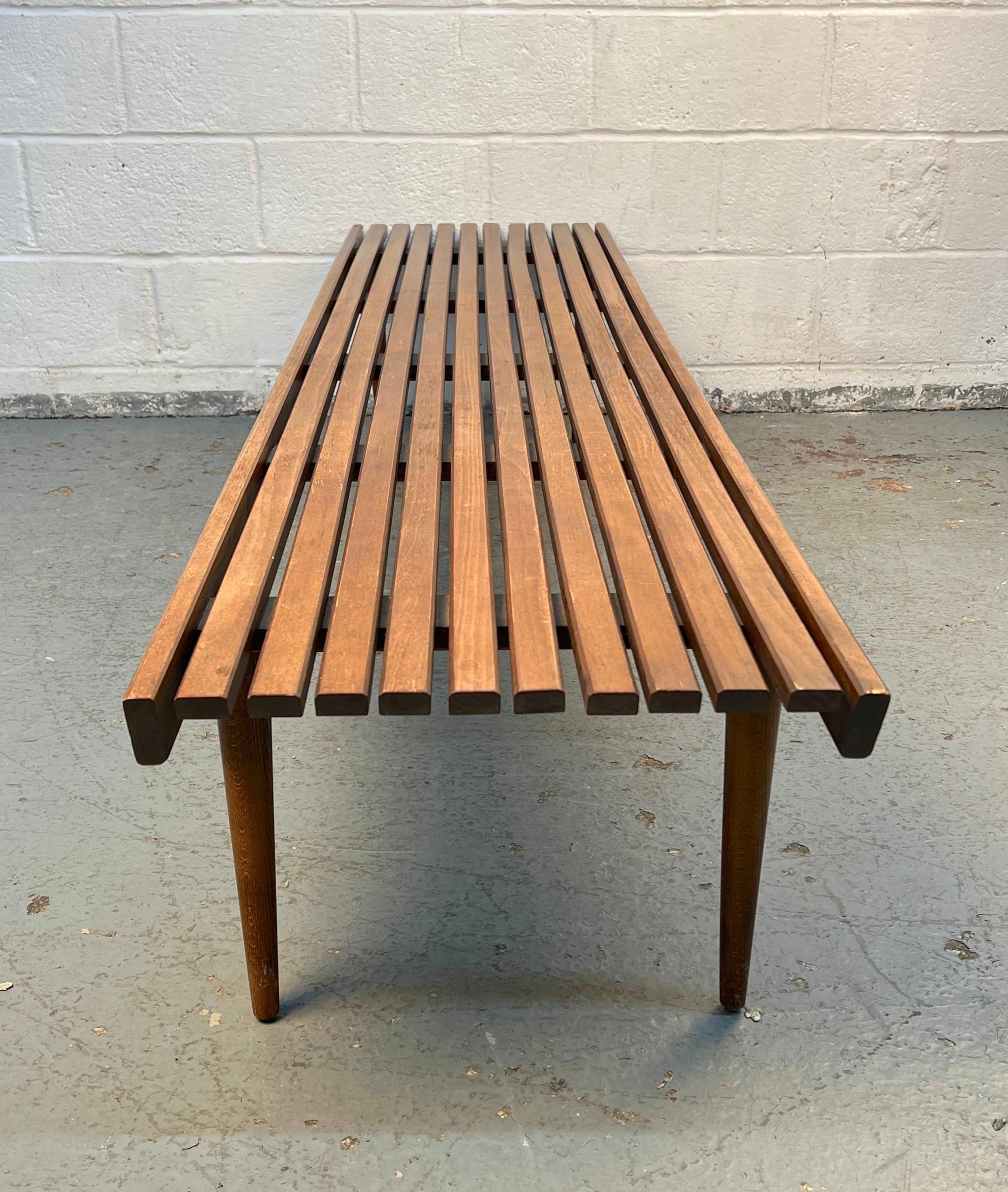 Moderne Lattenbank aus Nussbaum aus der Jahrhundertmitte im Angebot 5