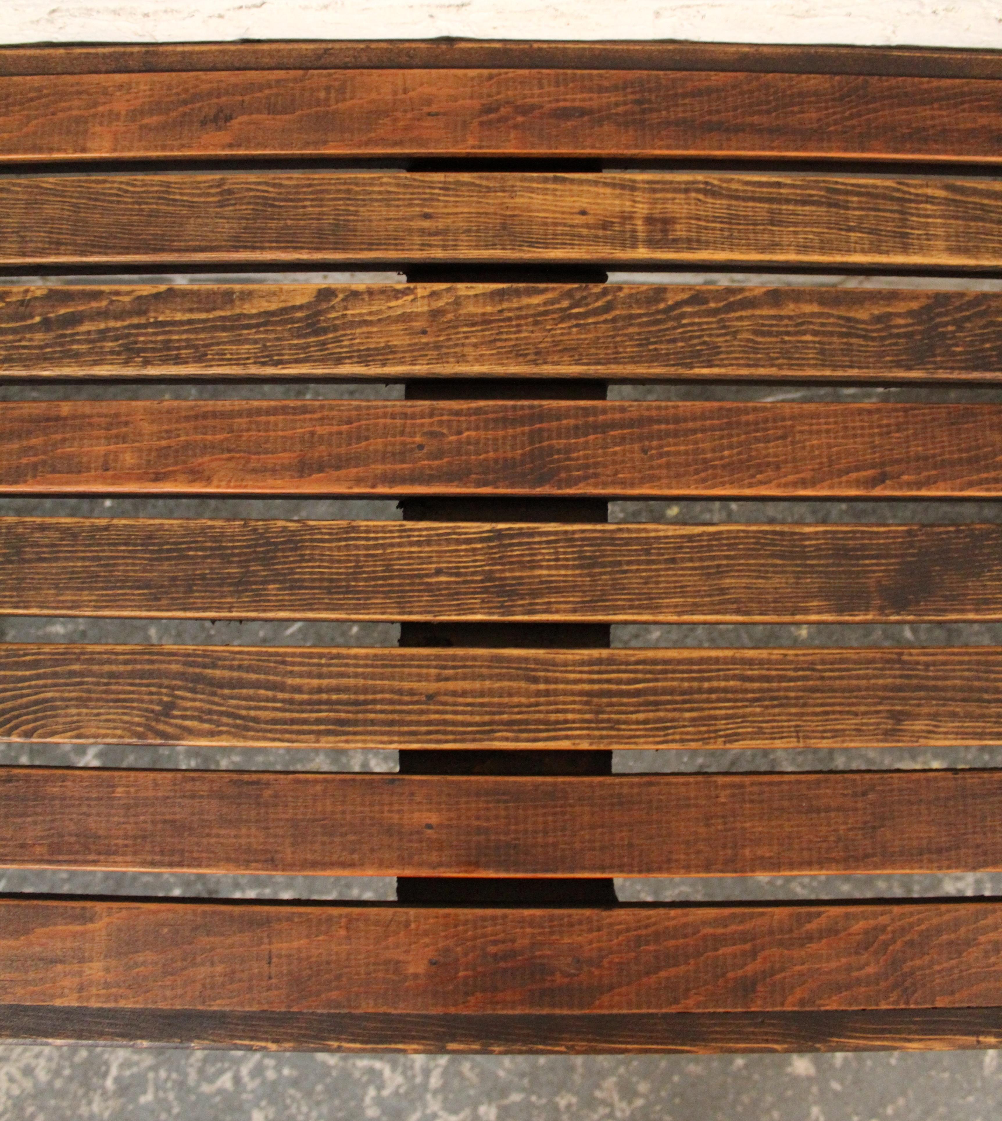 Banc à lattes en noyer moderne du milieu du siècle en vente 4