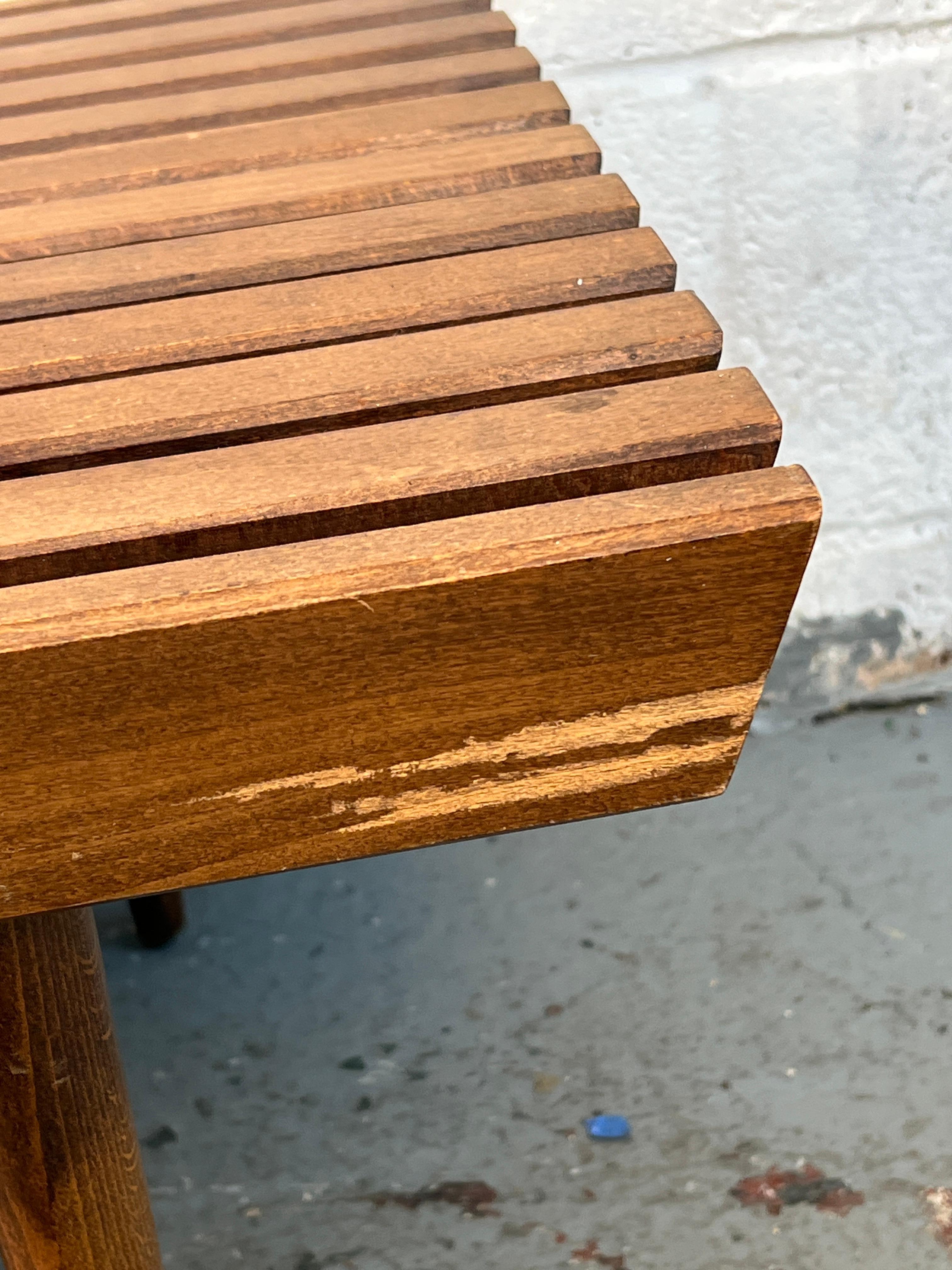 Moderne Lattenbank aus Nussbaum aus der Jahrhundertmitte im Angebot 6