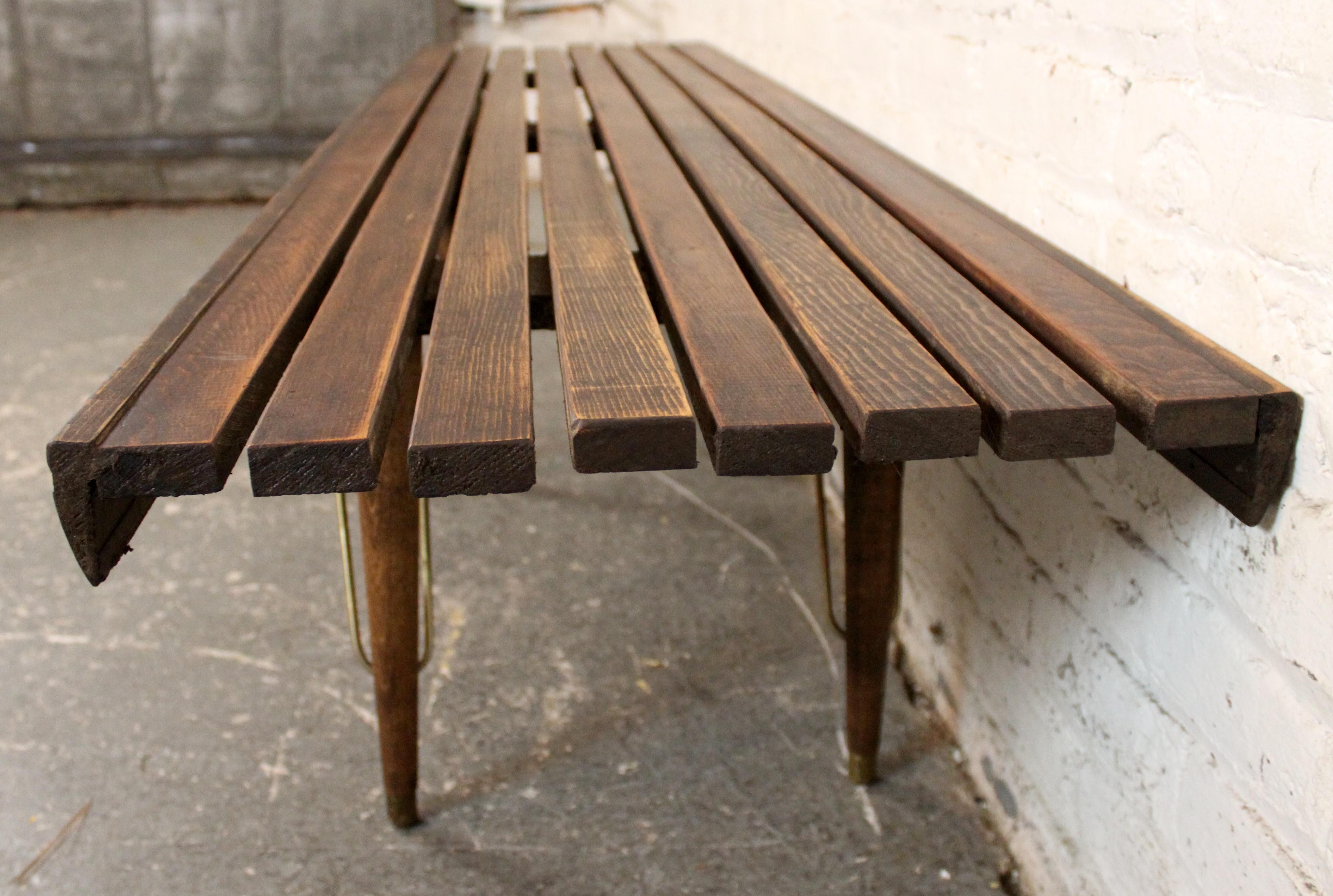 Banc à lattes en noyer moderne du milieu du siècle en vente 5