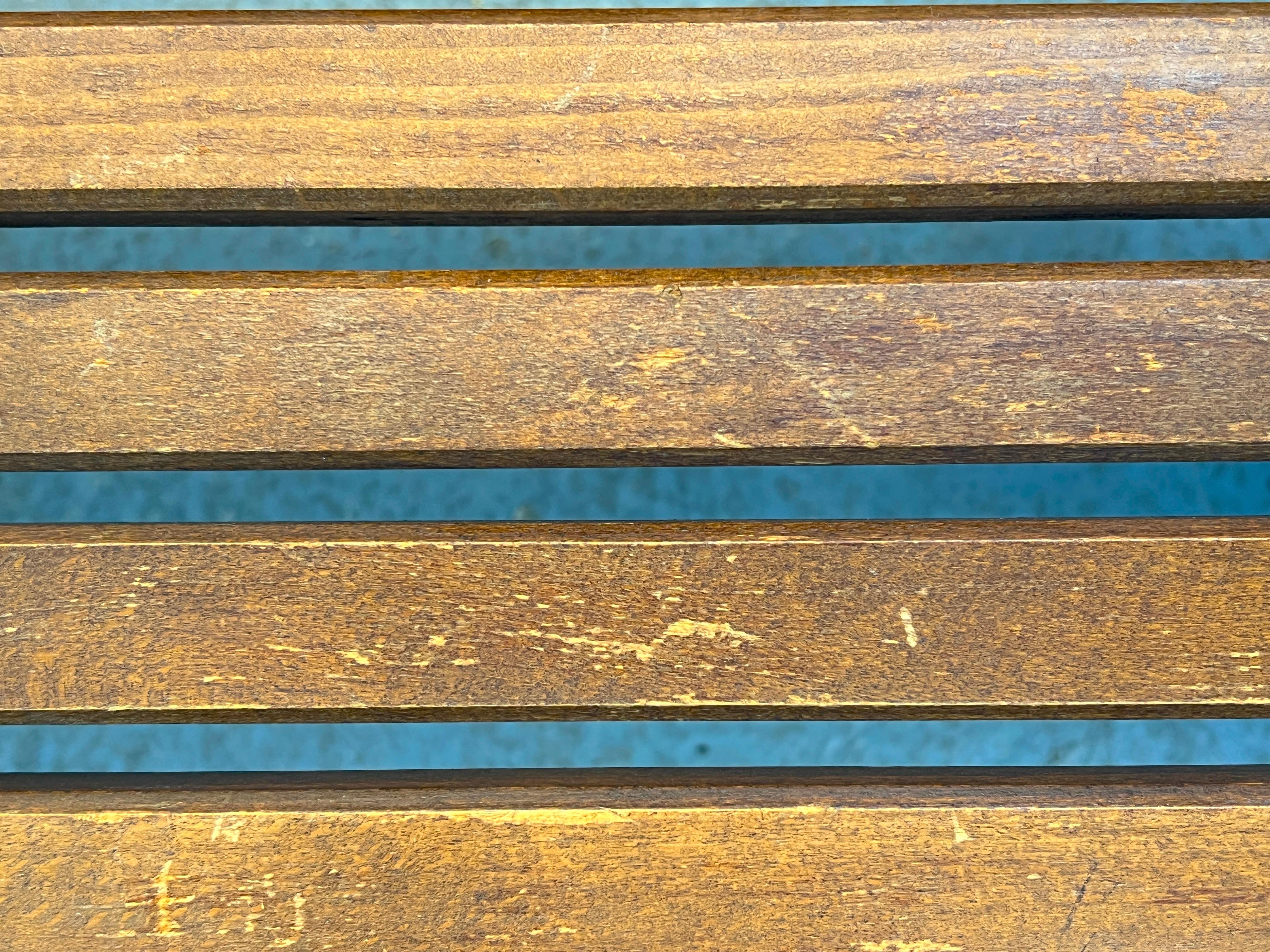 Moderne Lattenbank aus Nussbaum aus der Jahrhundertmitte im Angebot 7