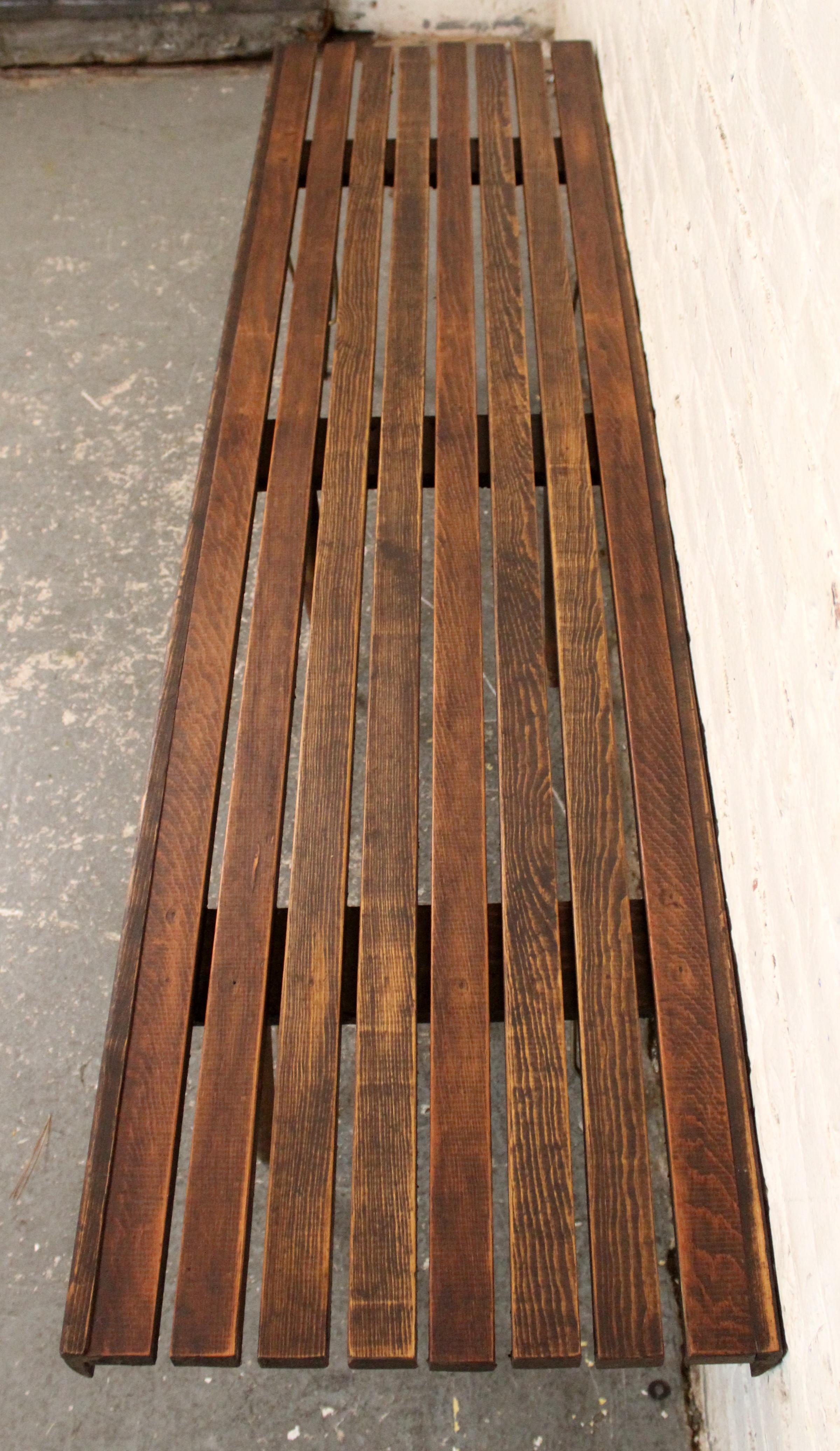 Banc à lattes en noyer moderne du milieu du siècle en vente 6