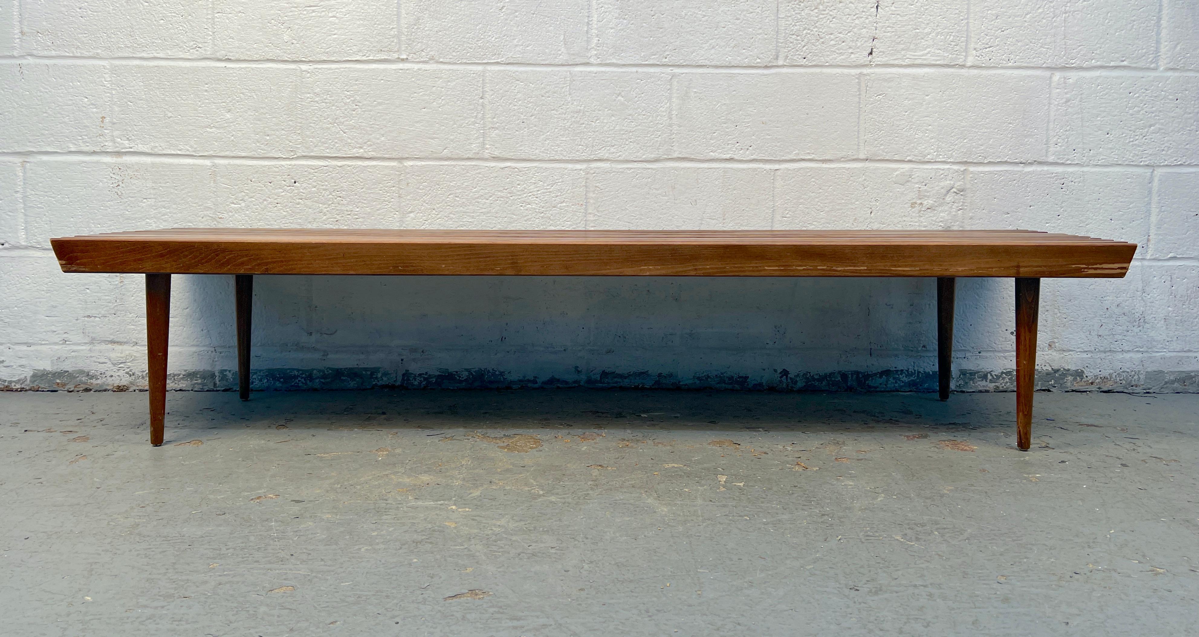 Moderne Lattenbank aus Nussbaum aus der Jahrhundertmitte (Moderne der Mitte des Jahrhunderts) im Angebot