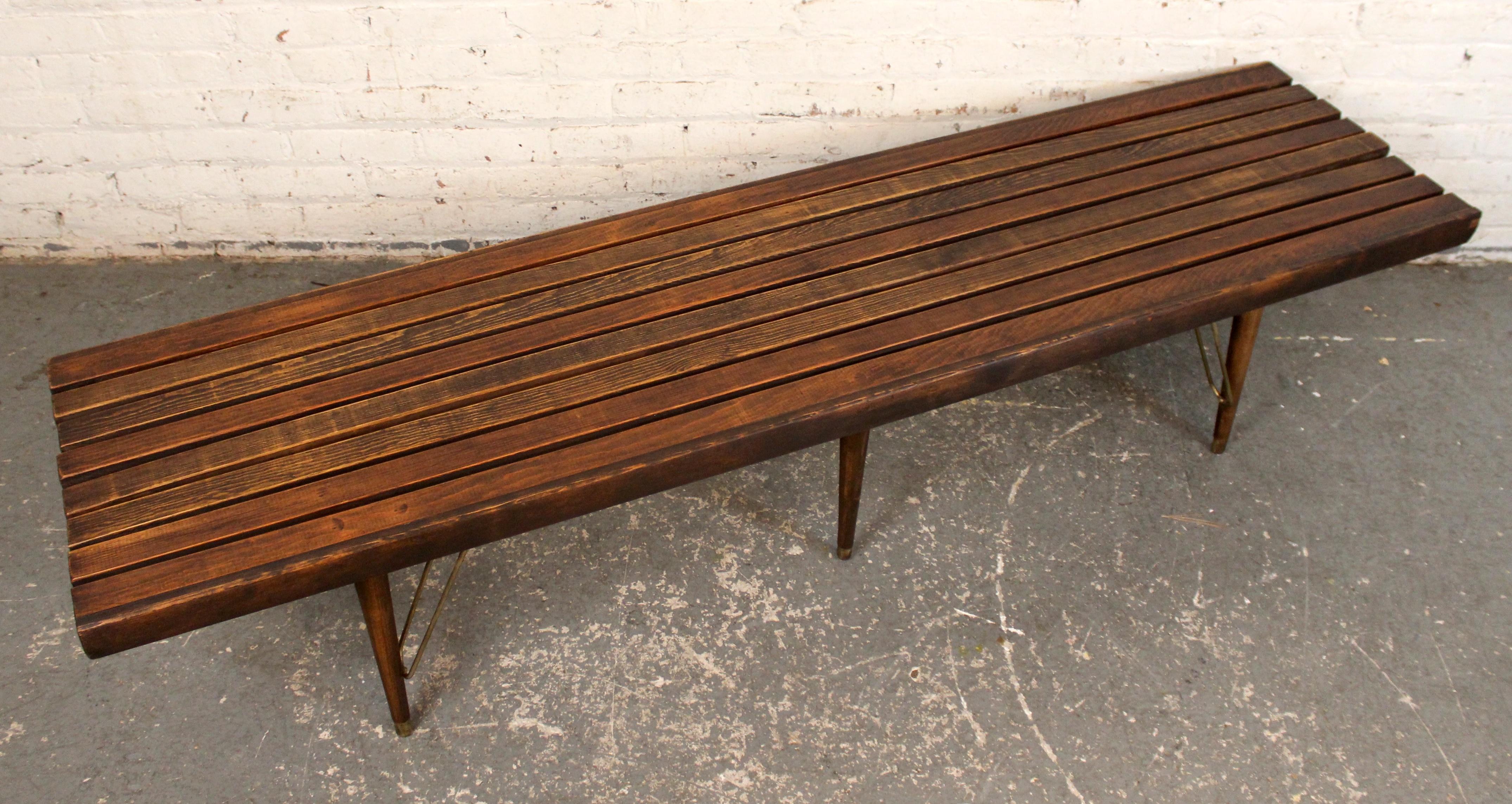 Mid-Century Modern Banc à lattes en noyer moderne du milieu du siècle en vente