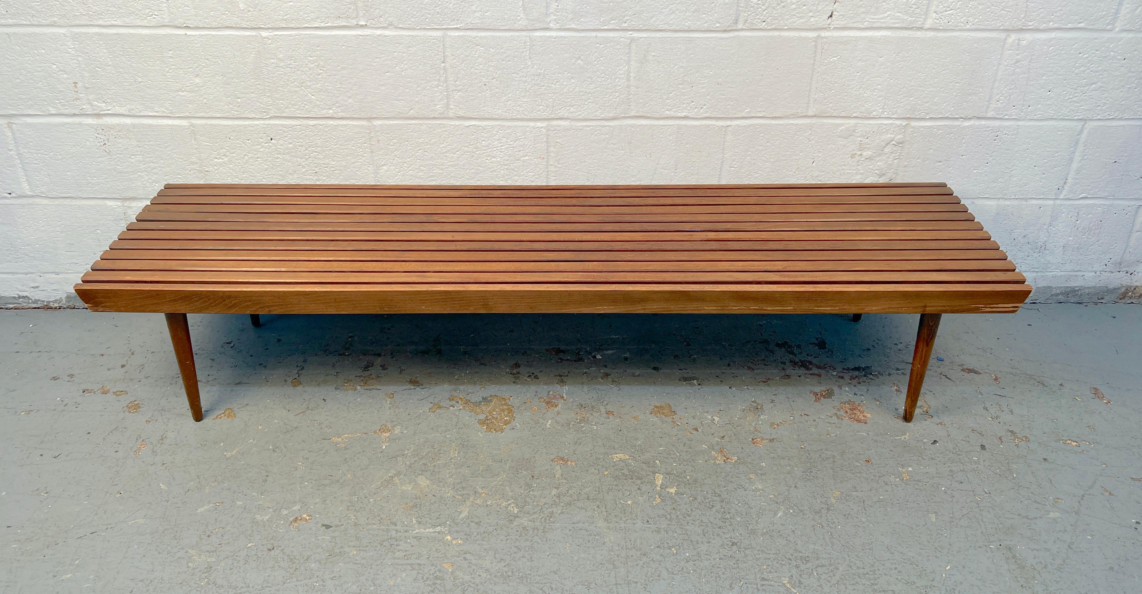 Moderne Lattenbank aus Nussbaum aus der Jahrhundertmitte im Zustand „Gut“ im Angebot in Brooklyn, NY