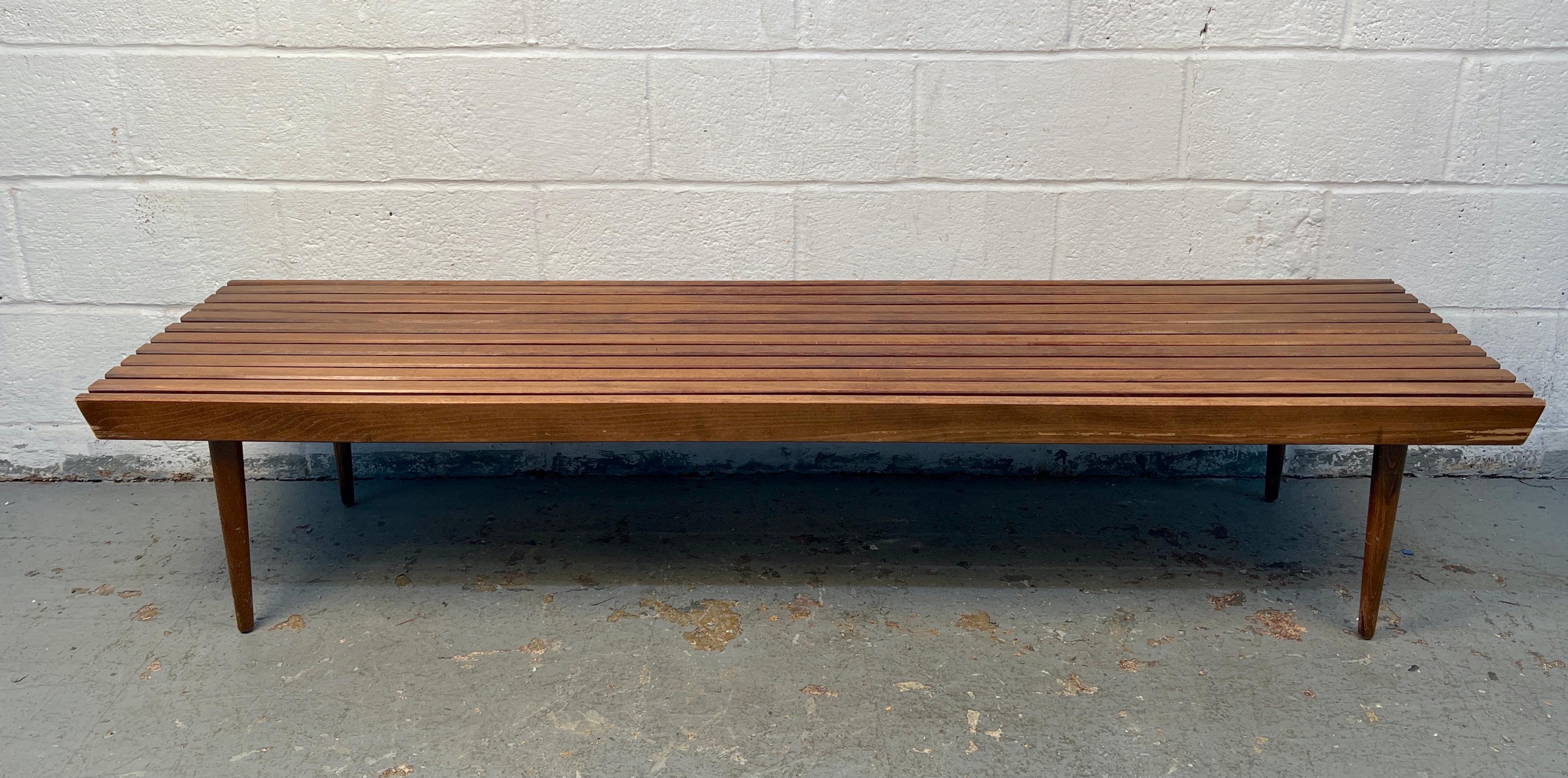 Moderne Lattenbank aus Nussbaum aus der Jahrhundertmitte (20. Jahrhundert) im Angebot