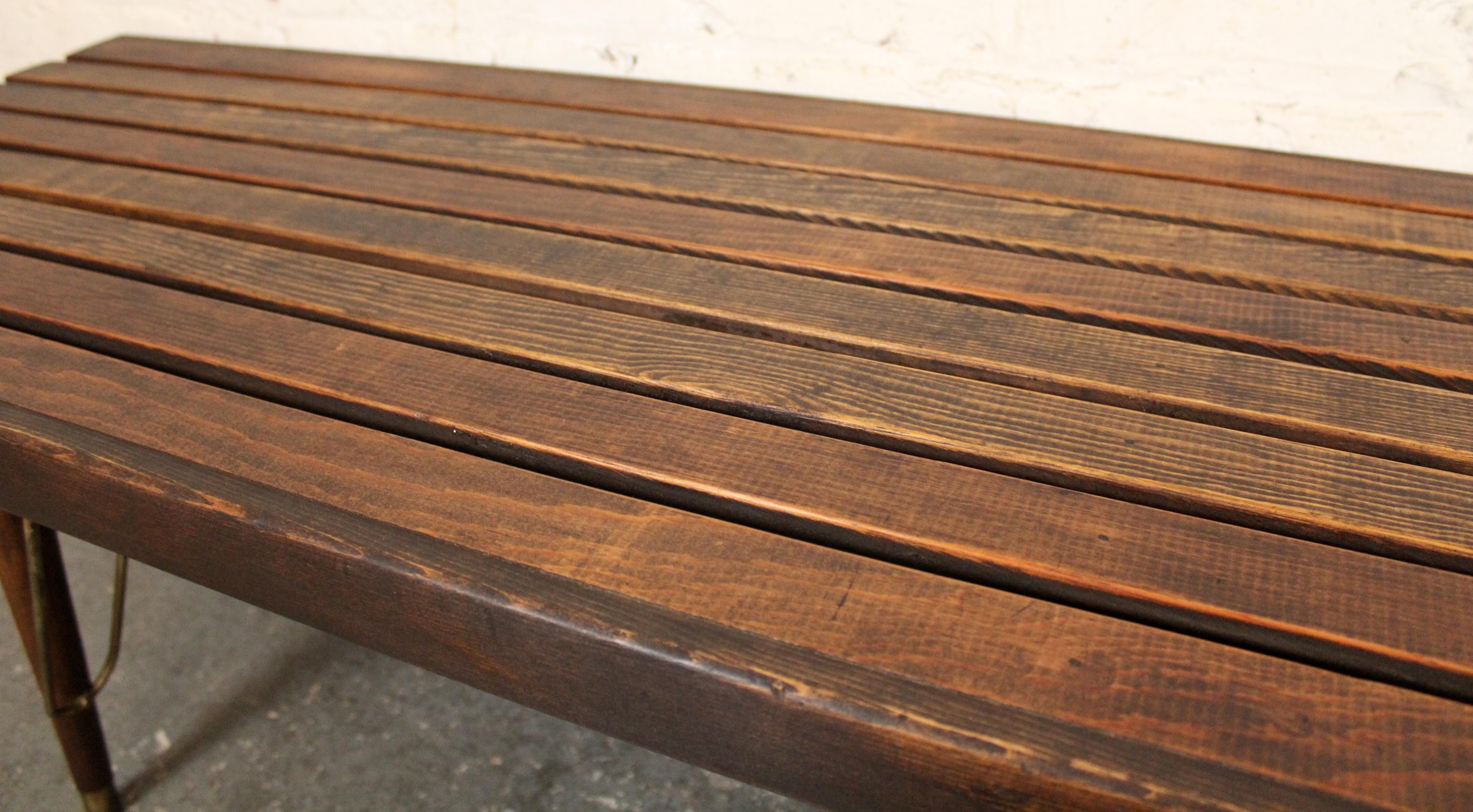 Banc à lattes en noyer moderne du milieu du siècle Bon état - En vente à Brooklyn, NY