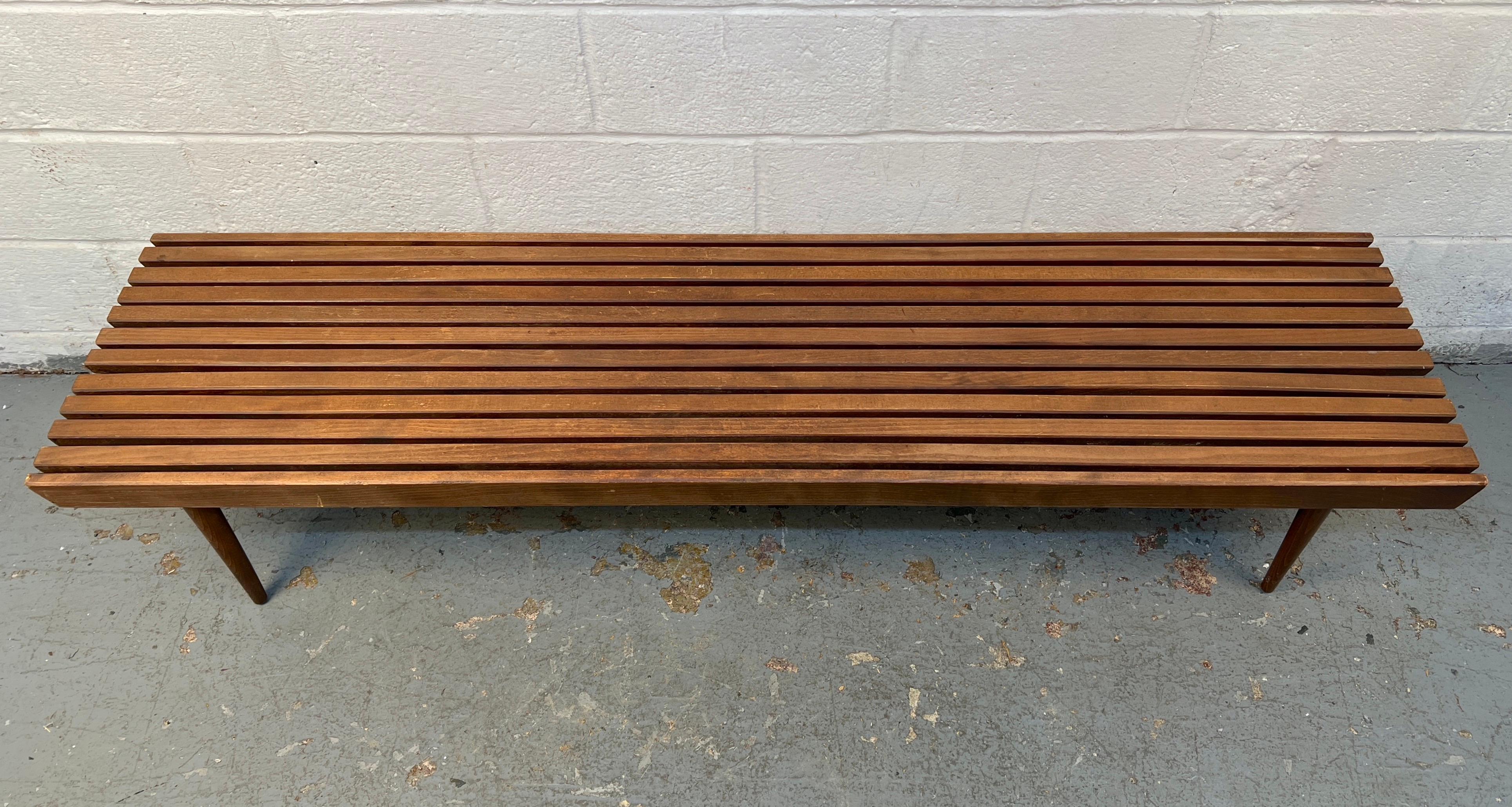 Moderne Lattenbank aus Nussbaum aus der Jahrhundertmitte (Walnuss) im Angebot