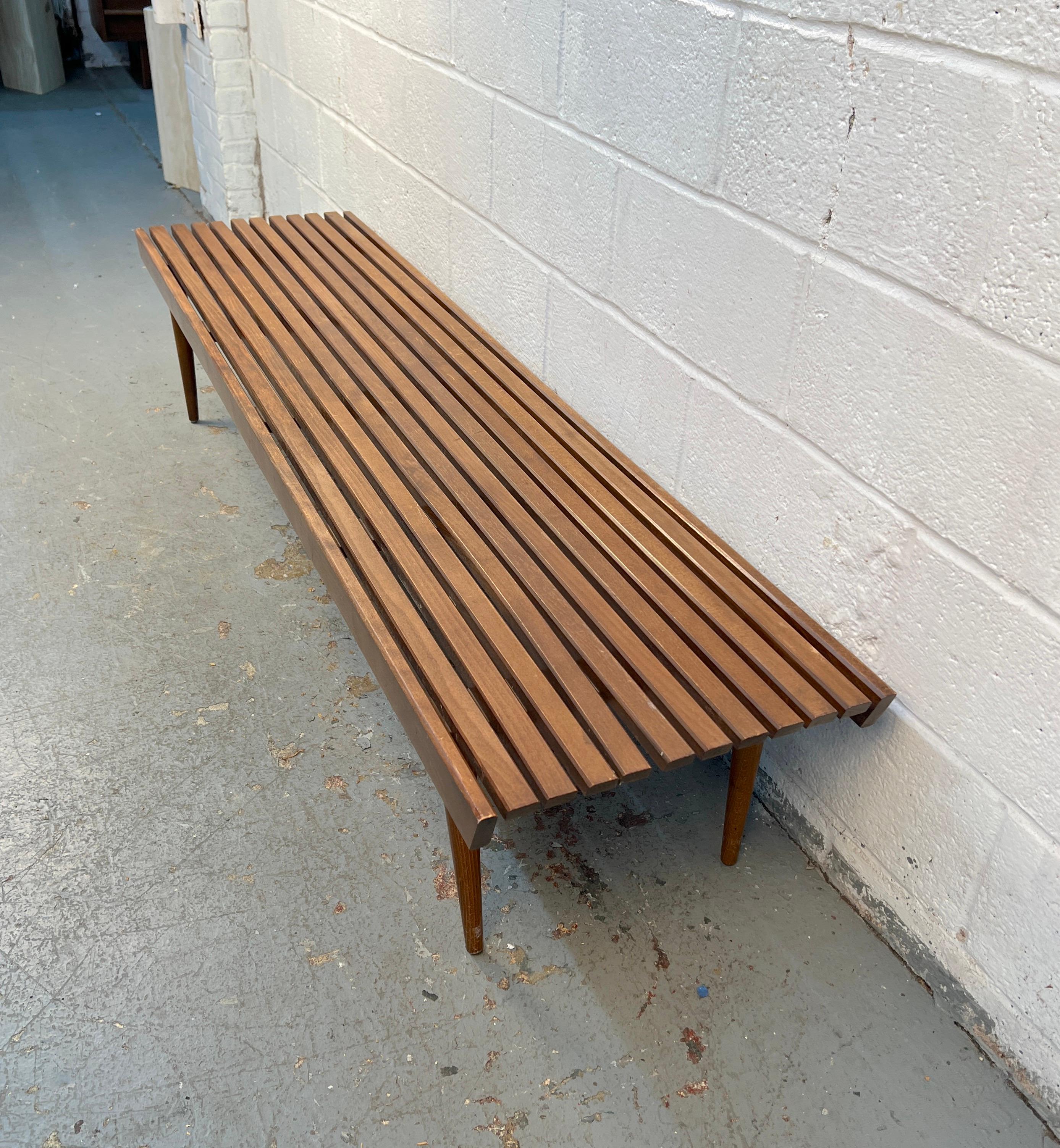 Moderne Lattenbank aus Nussbaum aus der Jahrhundertmitte im Angebot 1