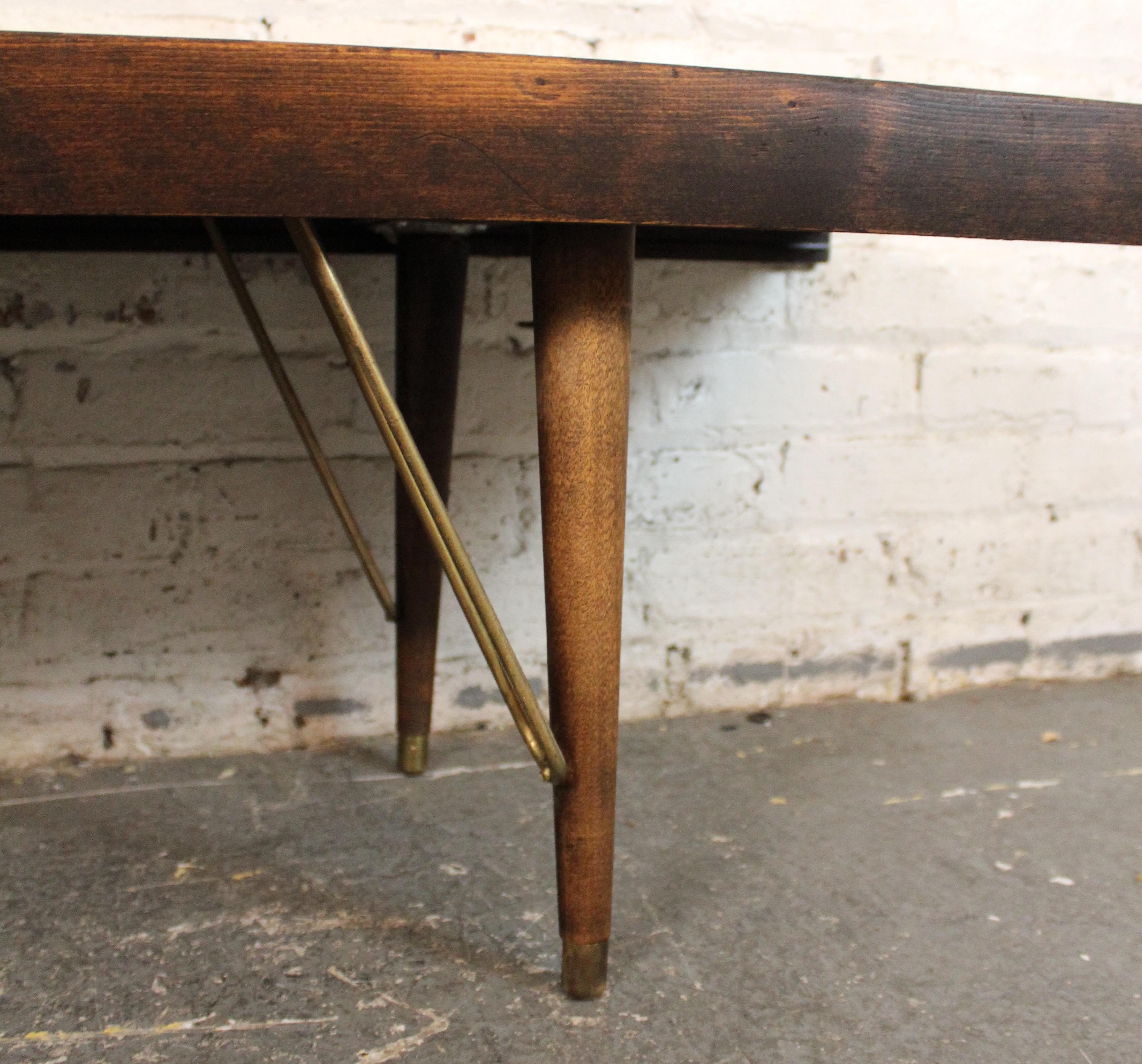 Laiton Banc à lattes en noyer moderne du milieu du siècle en vente