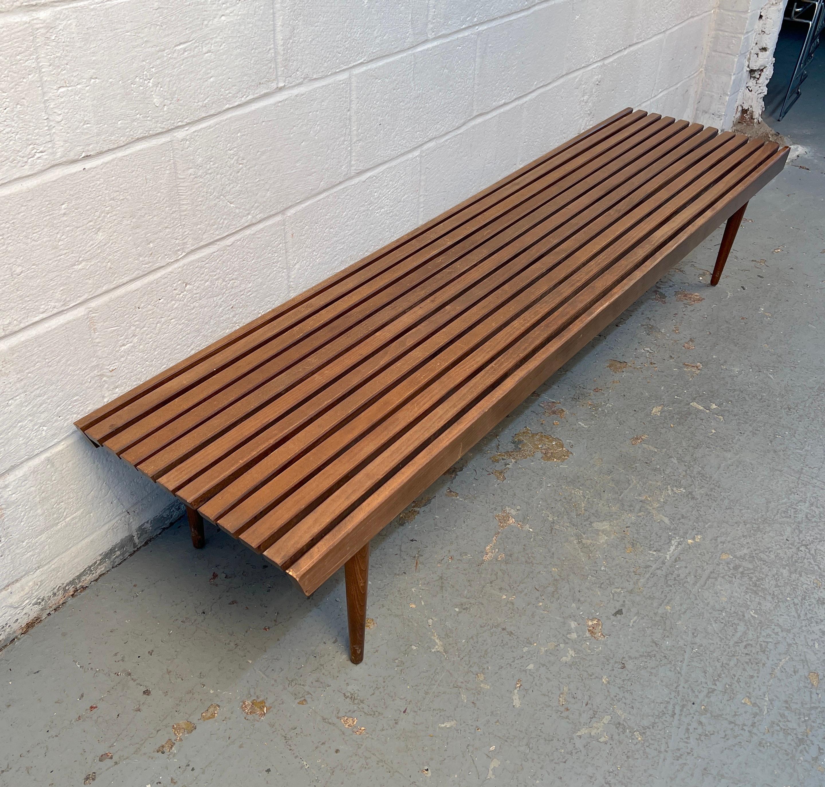 Moderne Lattenbank aus Nussbaum aus der Jahrhundertmitte im Angebot 2