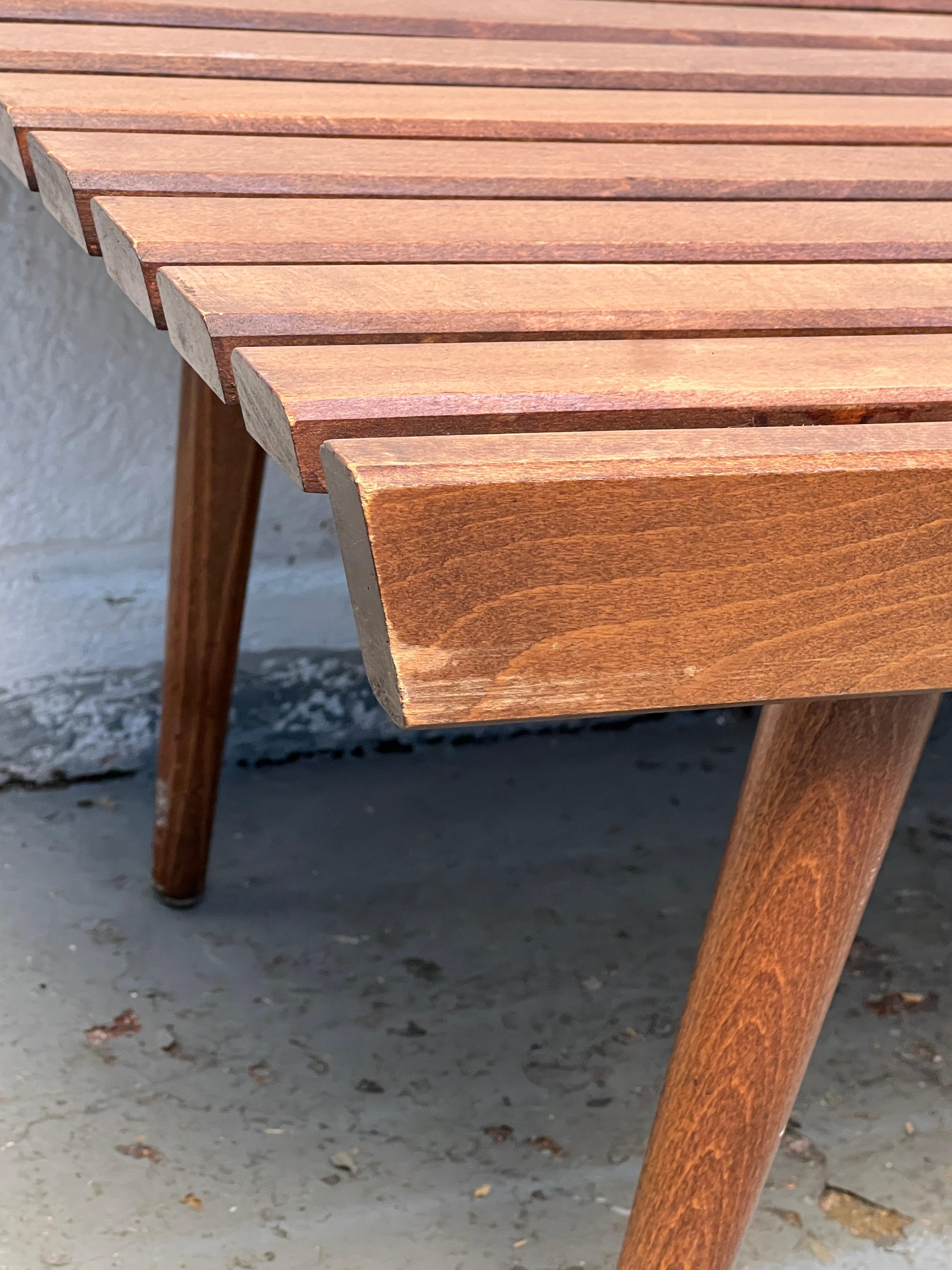 Moderne Lattenbank aus Nussbaum aus der Jahrhundertmitte im Angebot 3