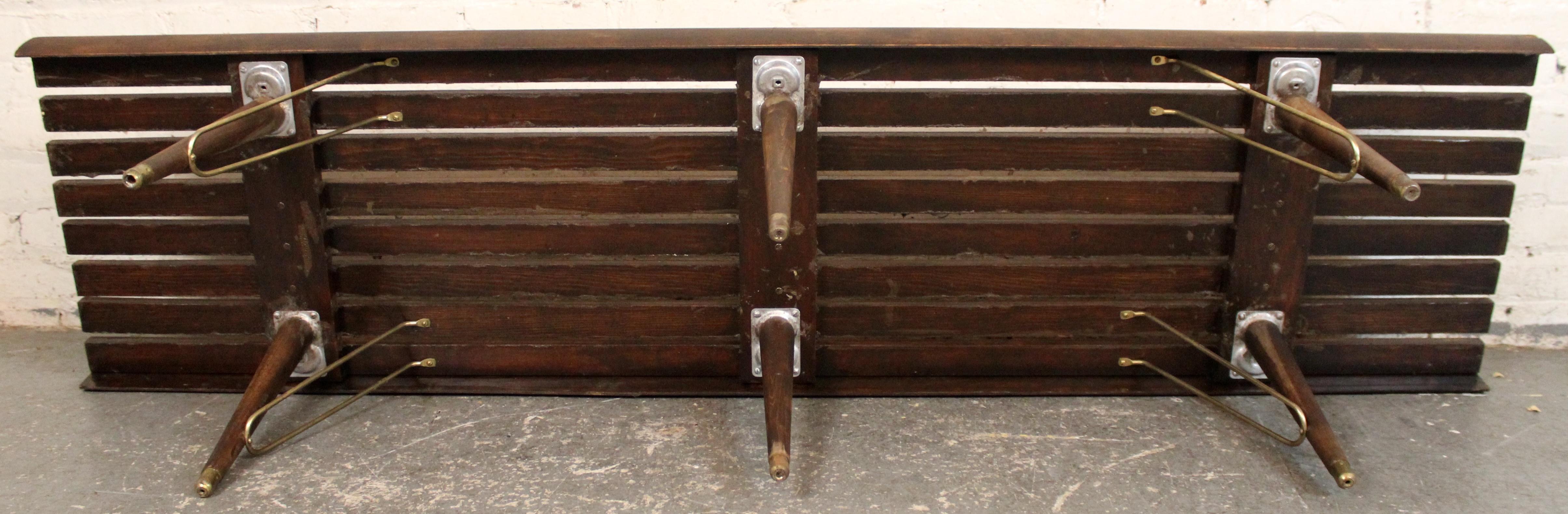 Banc à lattes en noyer moderne du milieu du siècle en vente 2