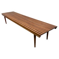 Moderne Lattenbank aus Nussbaum aus der Jahrhundertmitte