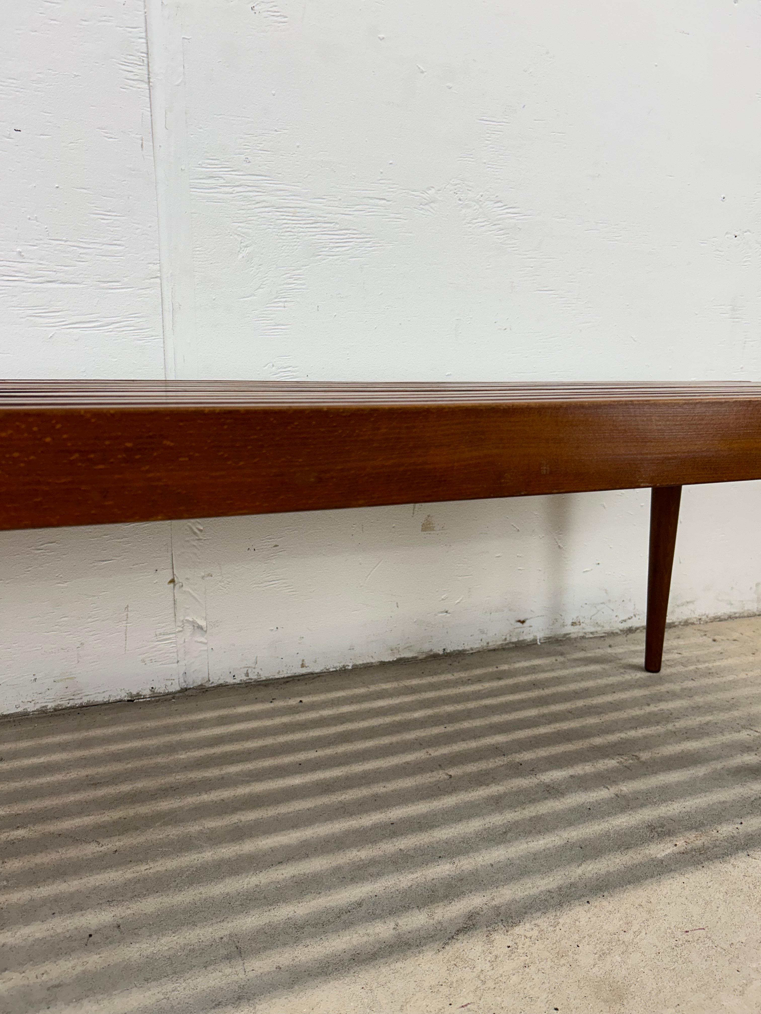 Banc à lattes en noyer moderne du milieu du siècle d'après Adrian Pearsall en vente 4