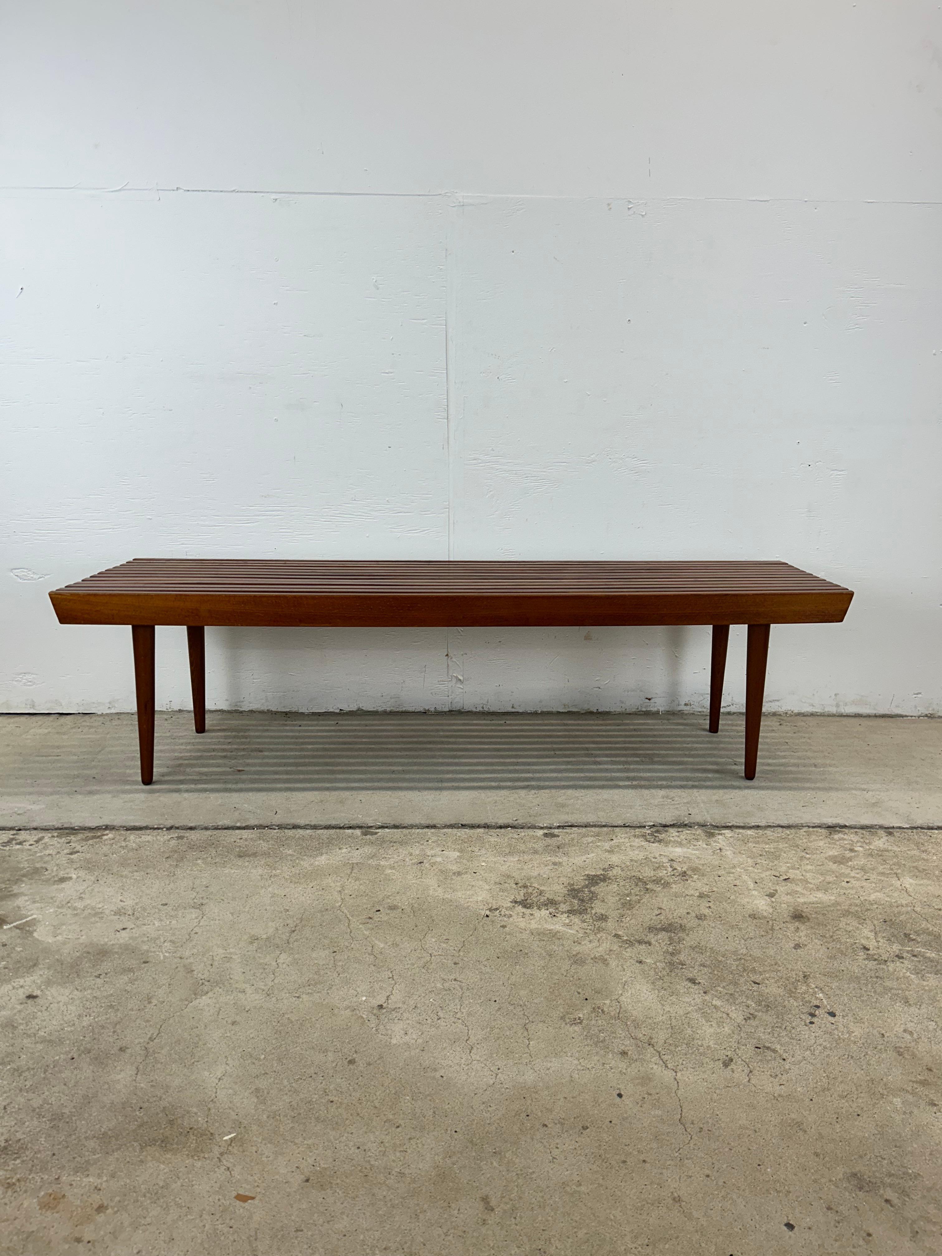 Mid-Century Modern Banc à lattes en noyer moderne du milieu du siècle d'après Adrian Pearsall en vente