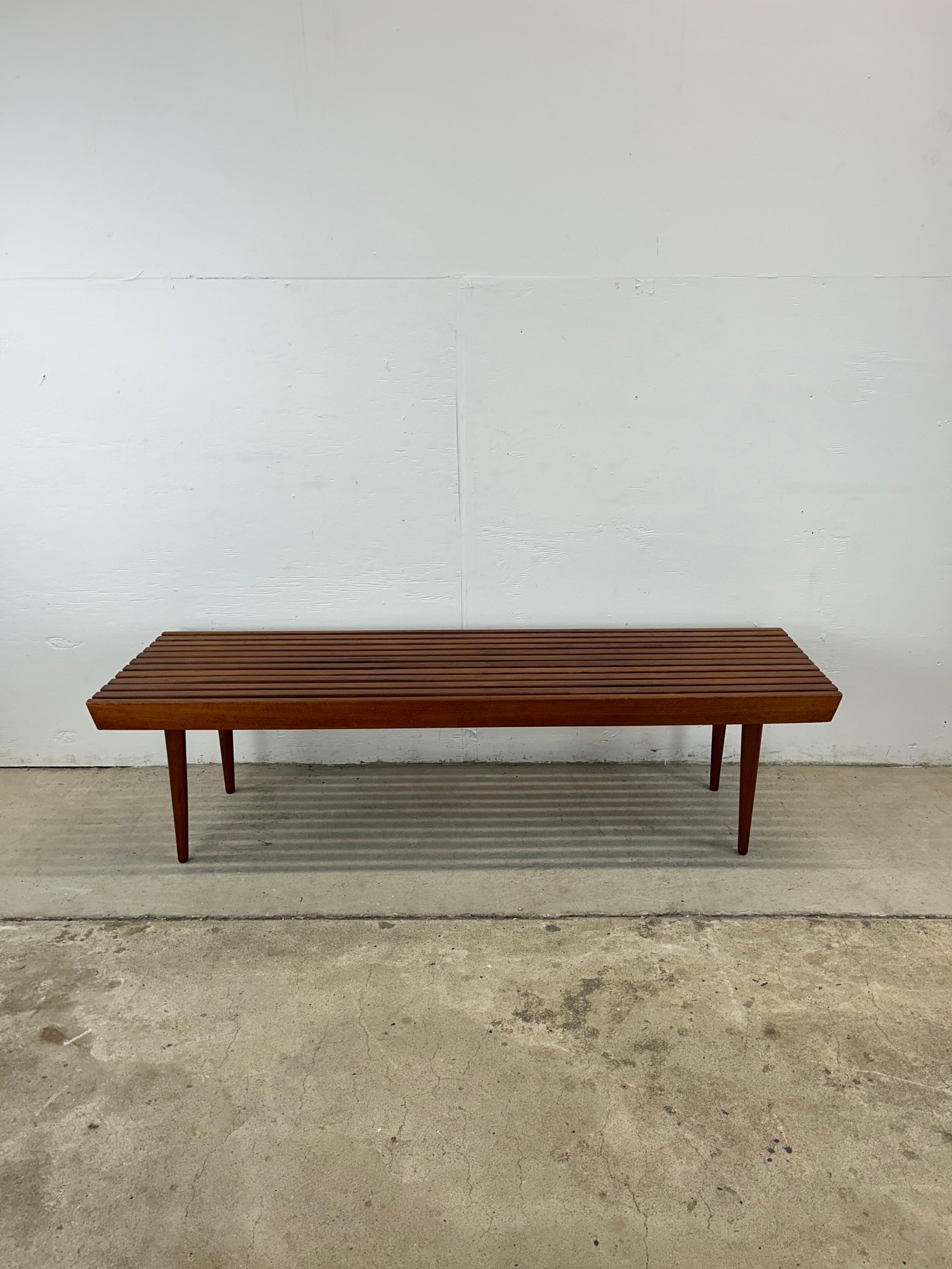 Banc à lattes en noyer moderne du milieu du siècle d'après Adrian Pearsall Bon état - En vente à Freehold, NJ