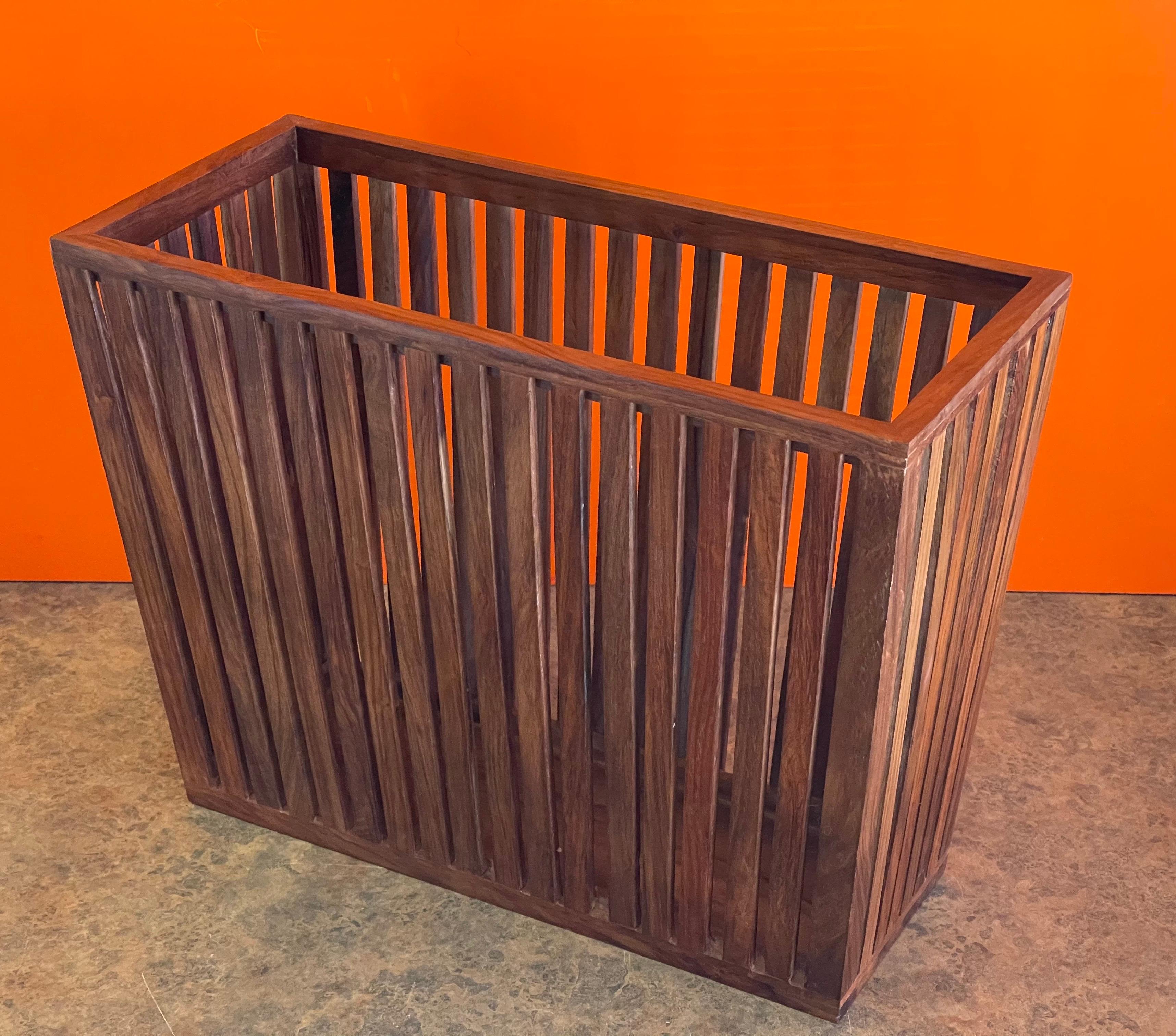 A beautiful Mid-Century Modern walnut slat magazine holder, circa 1970s. The piece is in very good vintage condition and measures 16.5