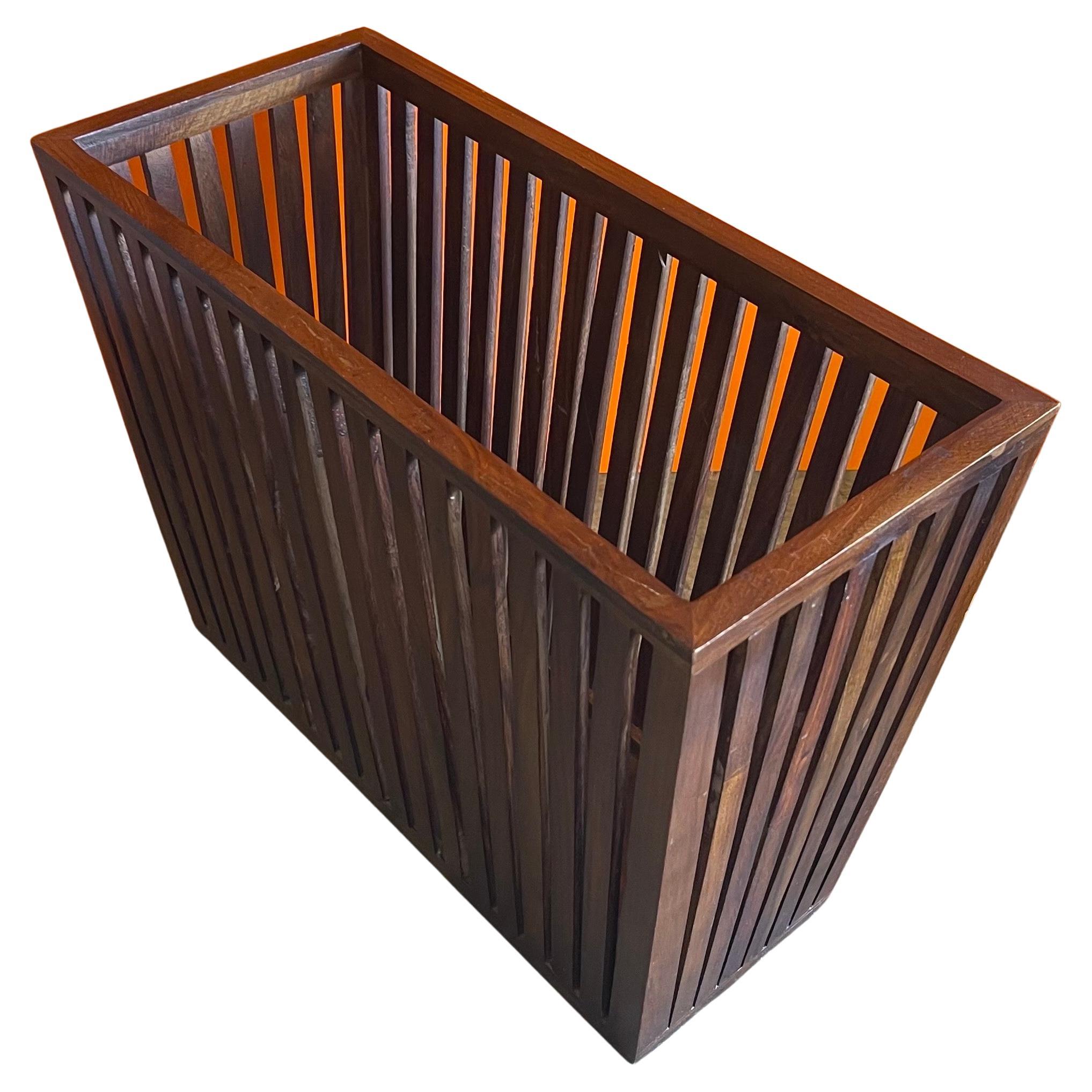 A beautiful Mid-Century Modern walnut slat magazine holder, circa 1970s. The piece is in very good vintage condition and measures 16.5