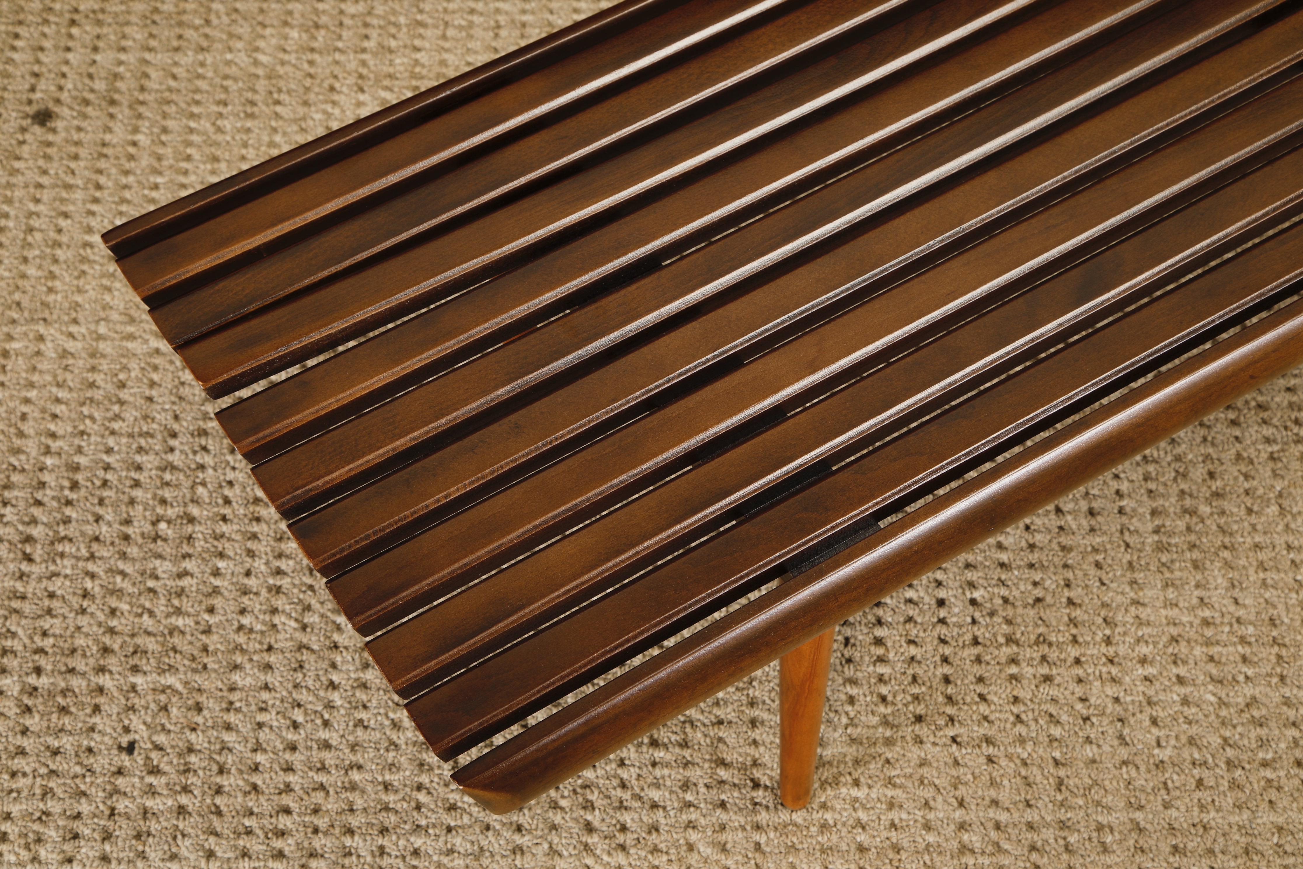 Banc ou table basse à lattes en noyer, moderne du milieu du siècle, 1960, restauré en vente 3