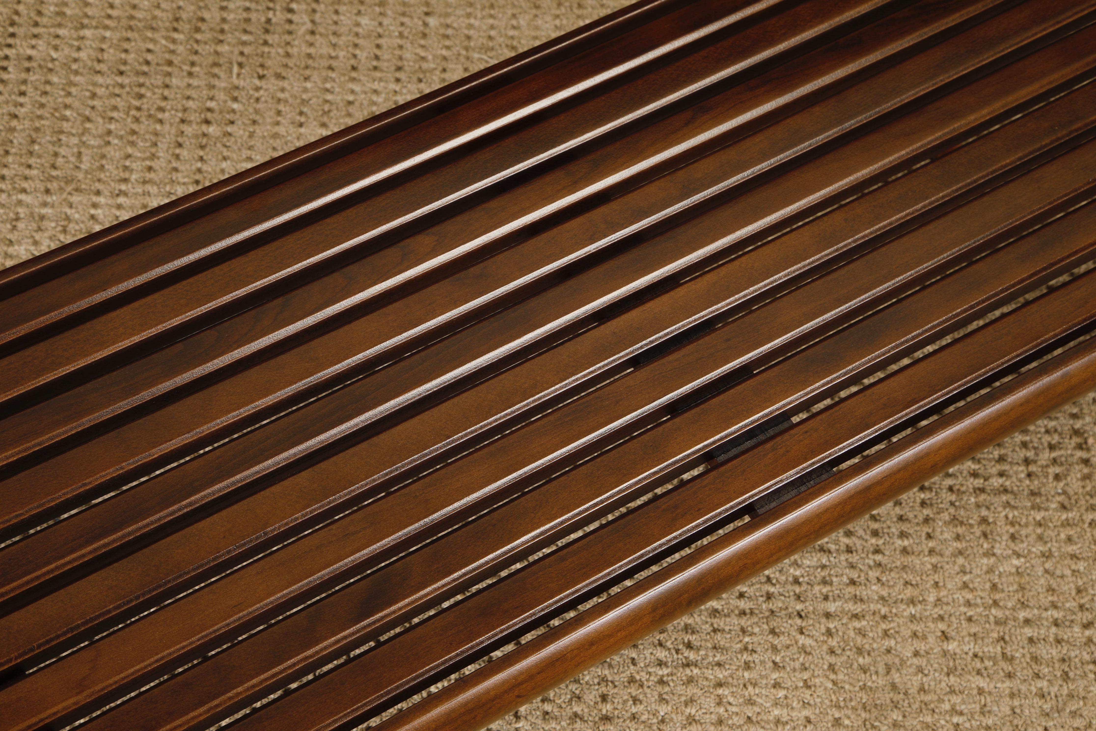 Banc ou table basse à lattes en noyer, moderne du milieu du siècle, 1960, restauré en vente 4