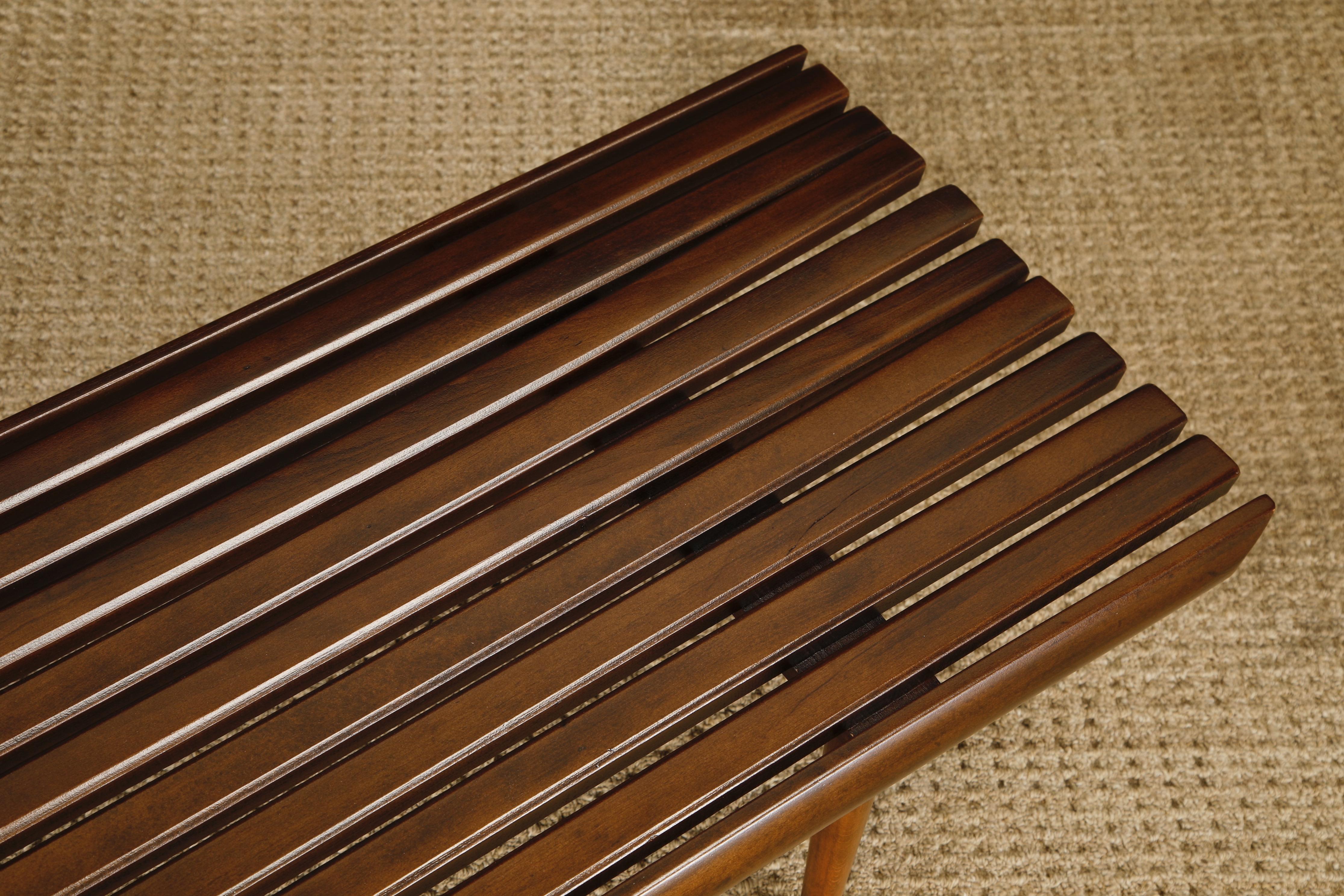 Banc ou table basse à lattes en noyer, moderne du milieu du siècle, 1960, restauré en vente 5