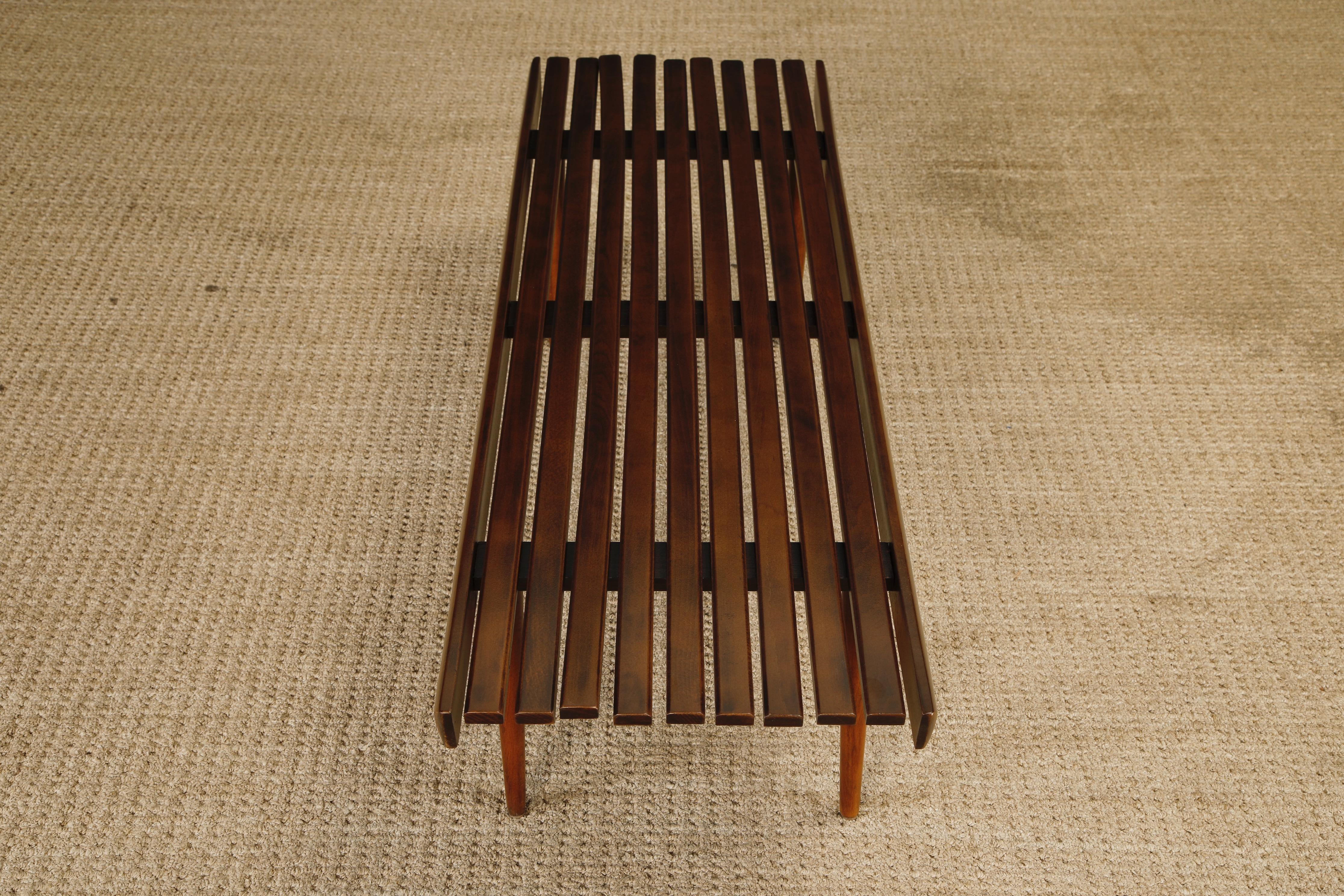 Banc ou table basse à lattes en noyer, moderne du milieu du siècle, 1960, restauré en vente 7