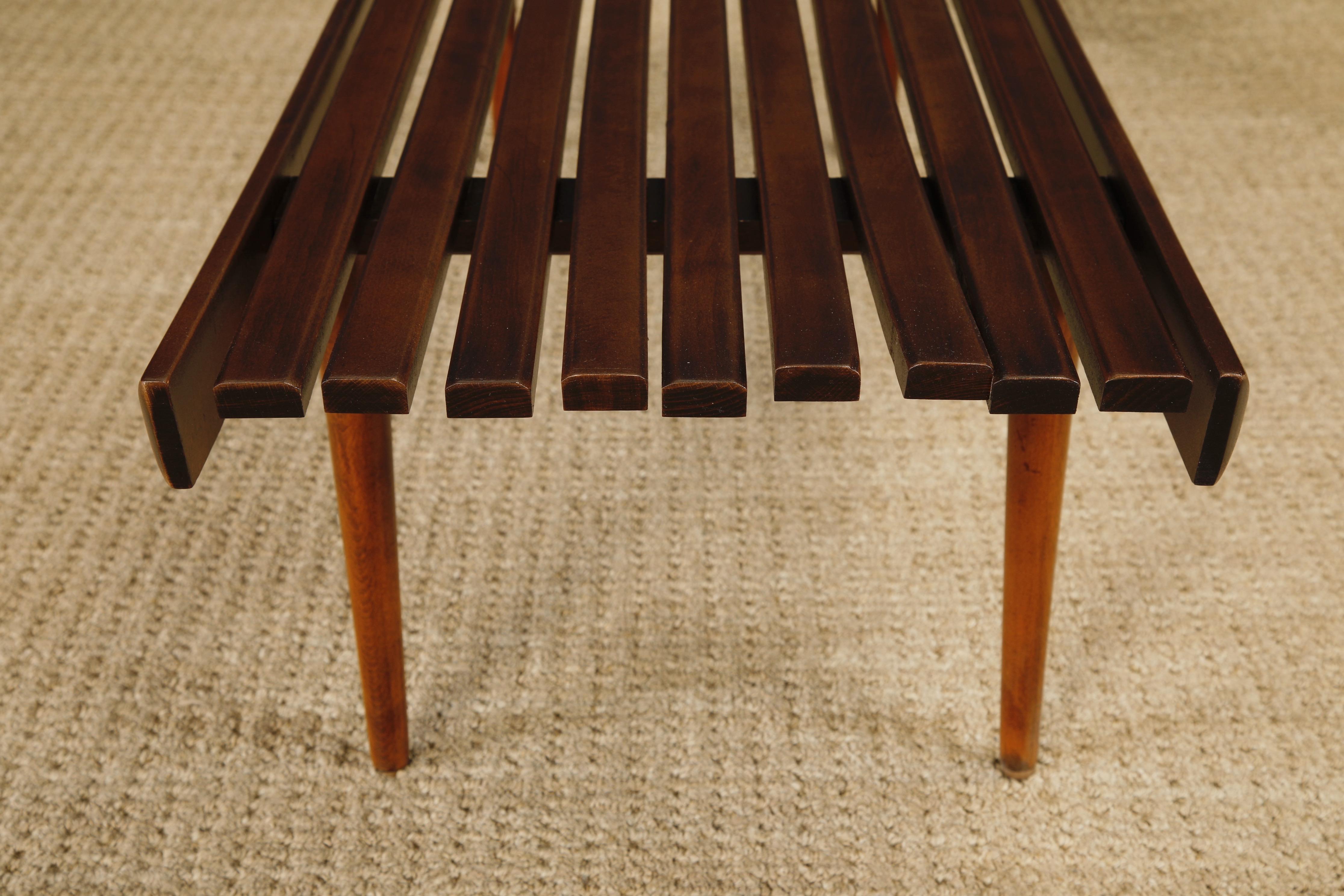 Banc ou table basse à lattes en noyer, moderne du milieu du siècle, 1960, restauré en vente 11
