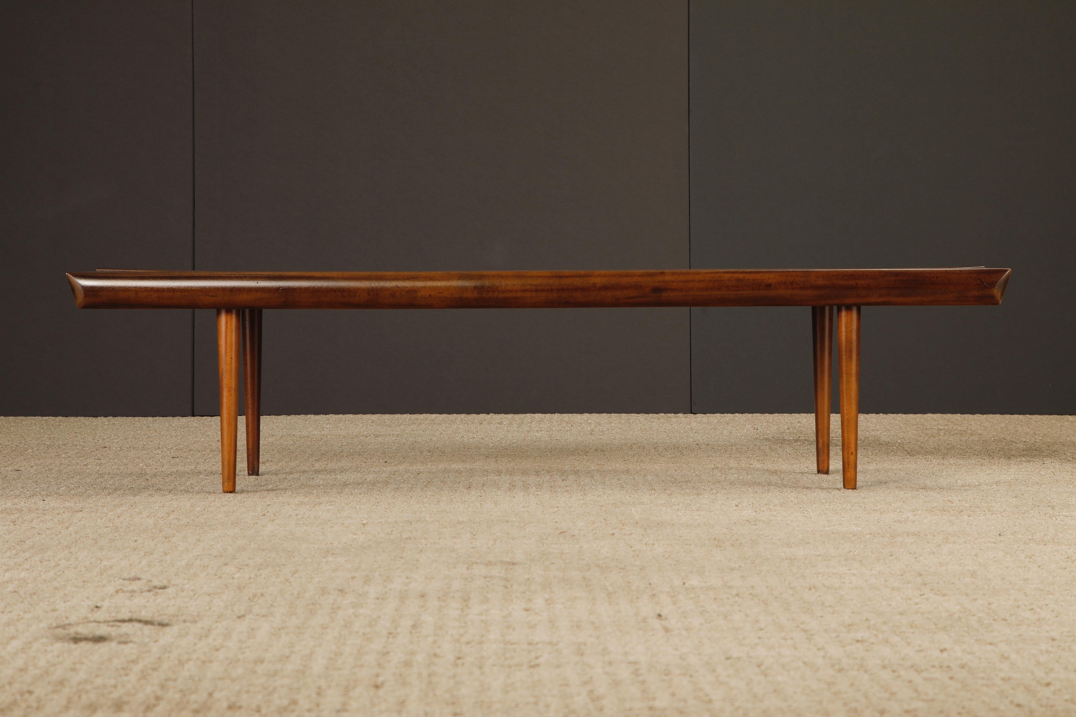 Un banc en bois à lattes de style moderne du milieu du siècle, magnifiquement restauré, en noyer richement teinté, offrant une combinaison parfaite de lignes architecturales épurées et de polyvalence fonctionnelle. Fabriquée dans les années 1960,