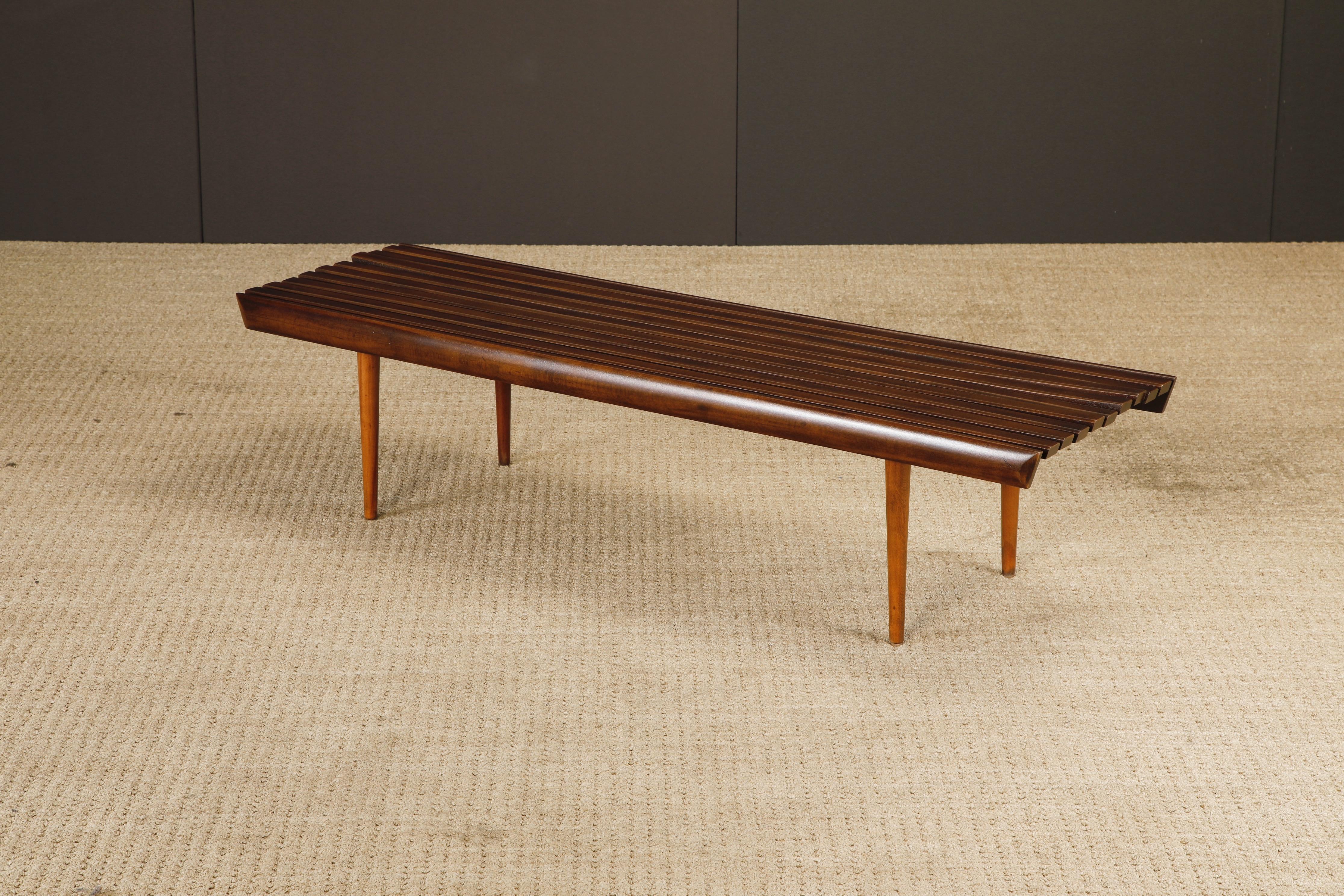 Banc ou table basse à lattes en noyer, moderne du milieu du siècle, 1960, restauré en vente 13