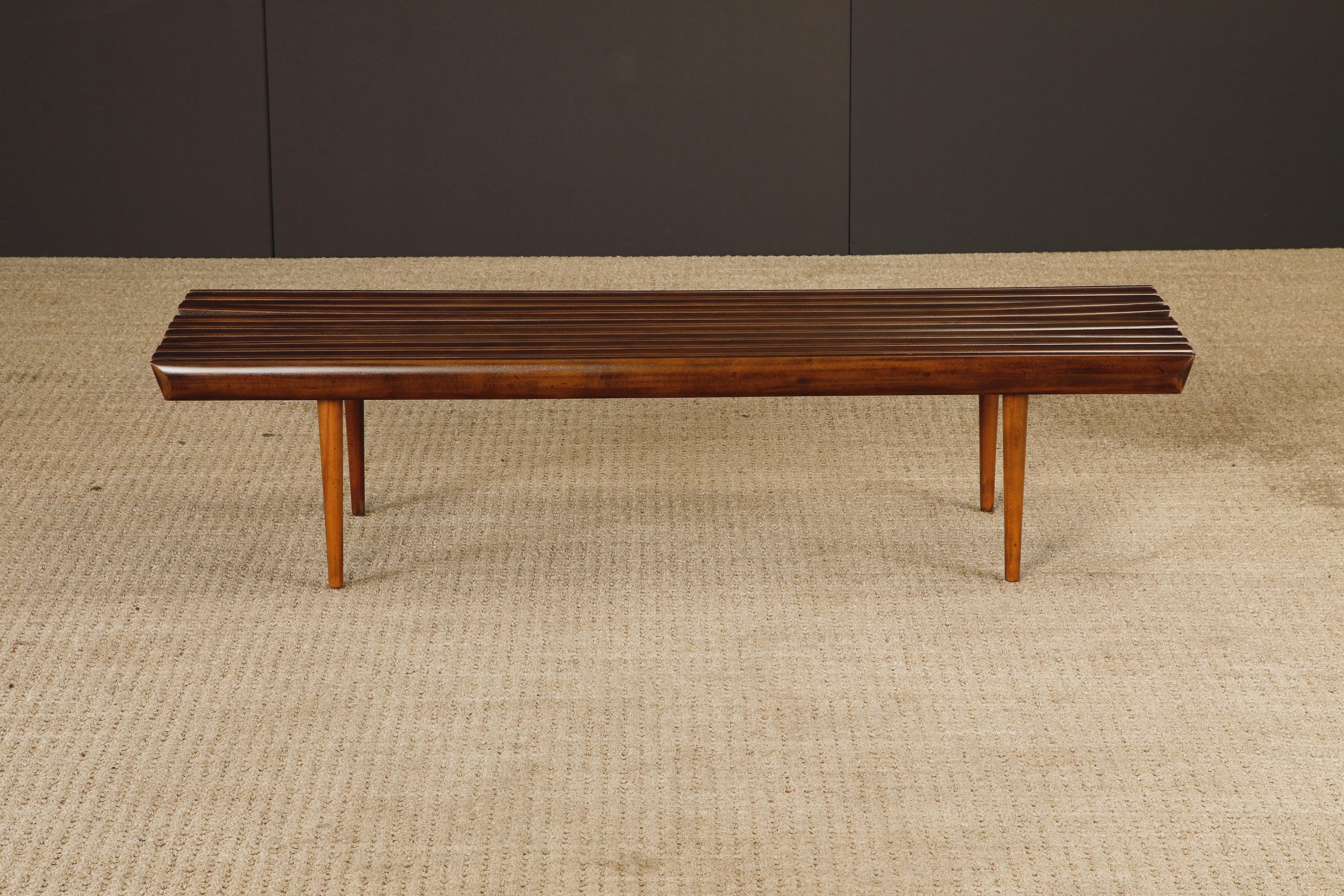 Mid-Century Modern Banc ou table basse à lattes en noyer, moderne du milieu du siècle, 1960, restauré en vente