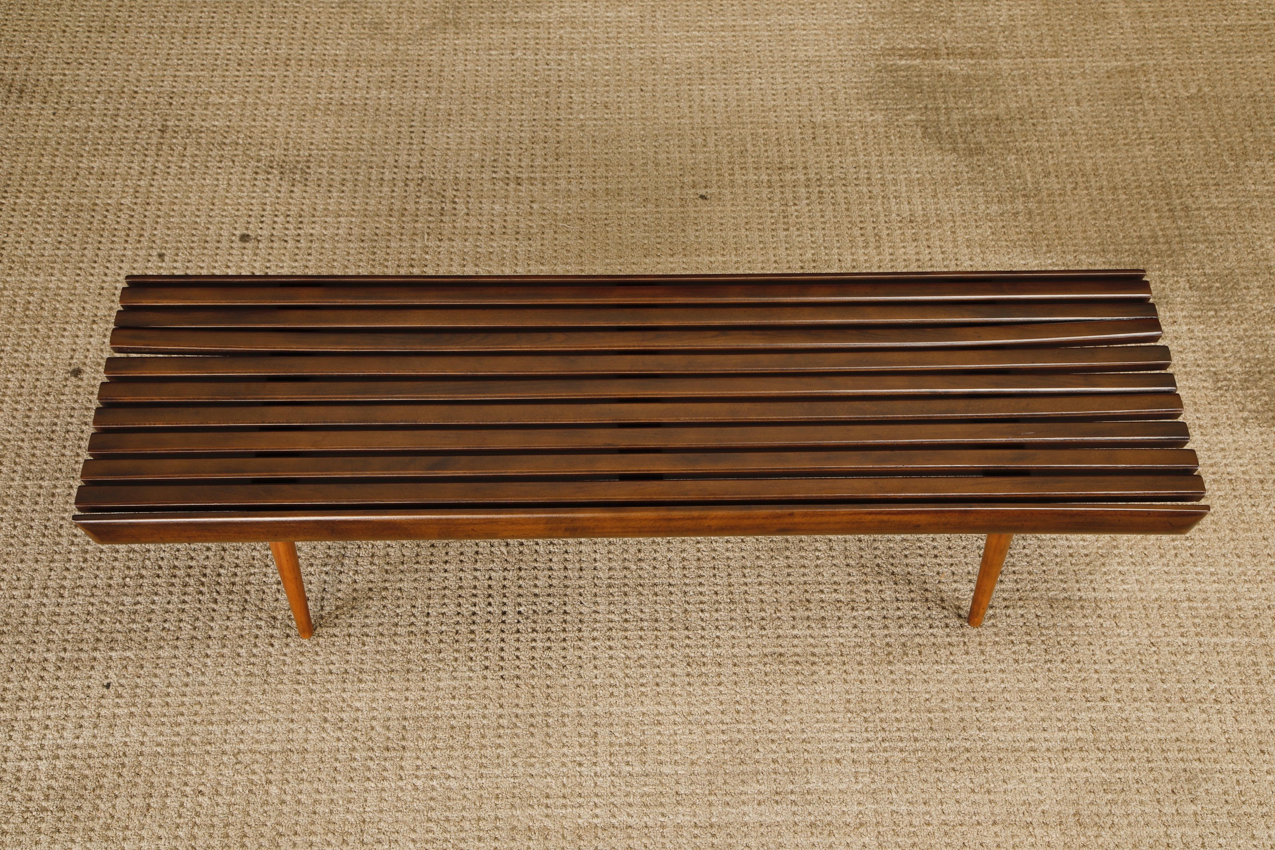 Américain Banc ou table basse à lattes en noyer, moderne du milieu du siècle, 1960, restauré en vente