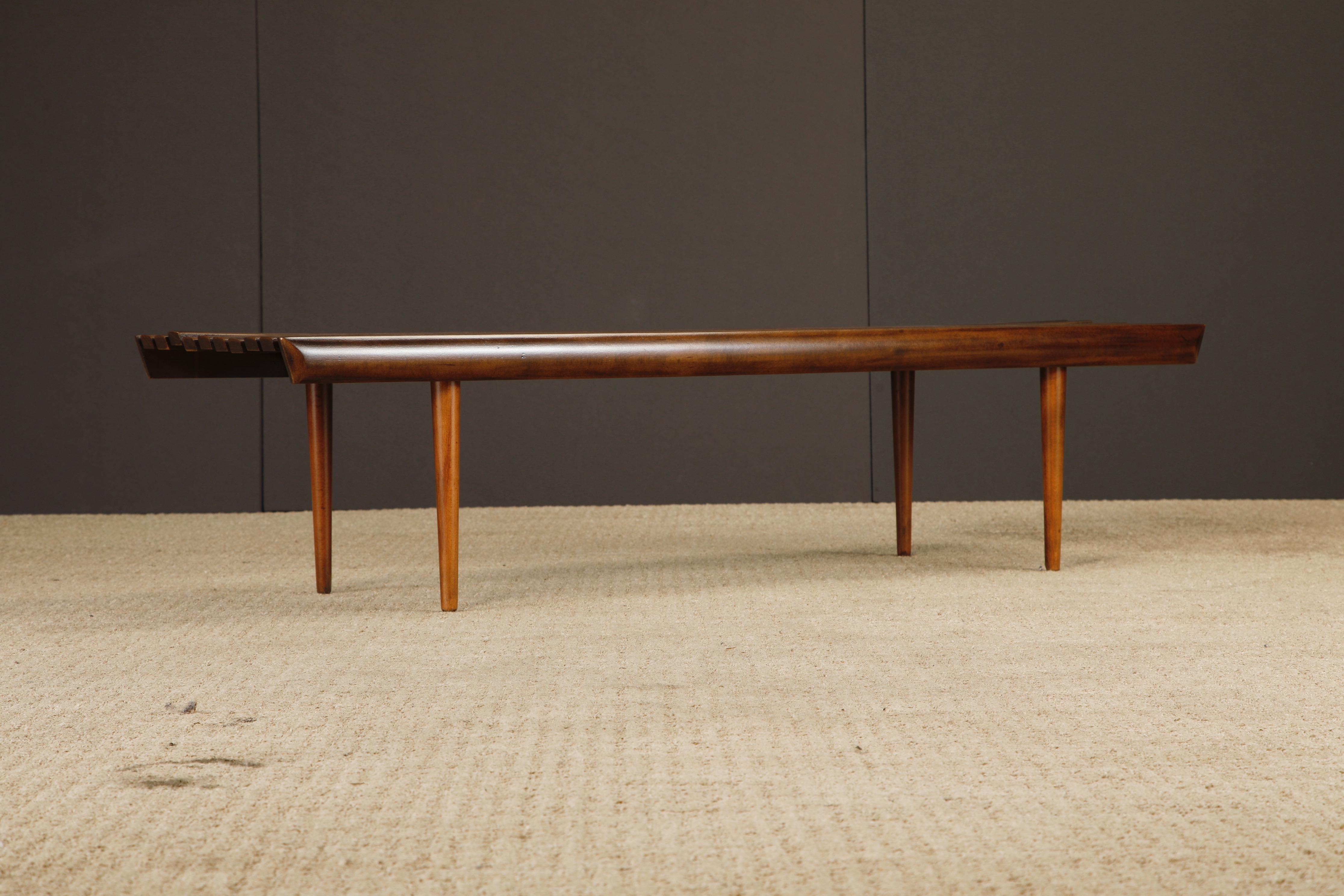 Banc ou table basse à lattes en noyer, moderne du milieu du siècle, 1960, restauré en vente 1