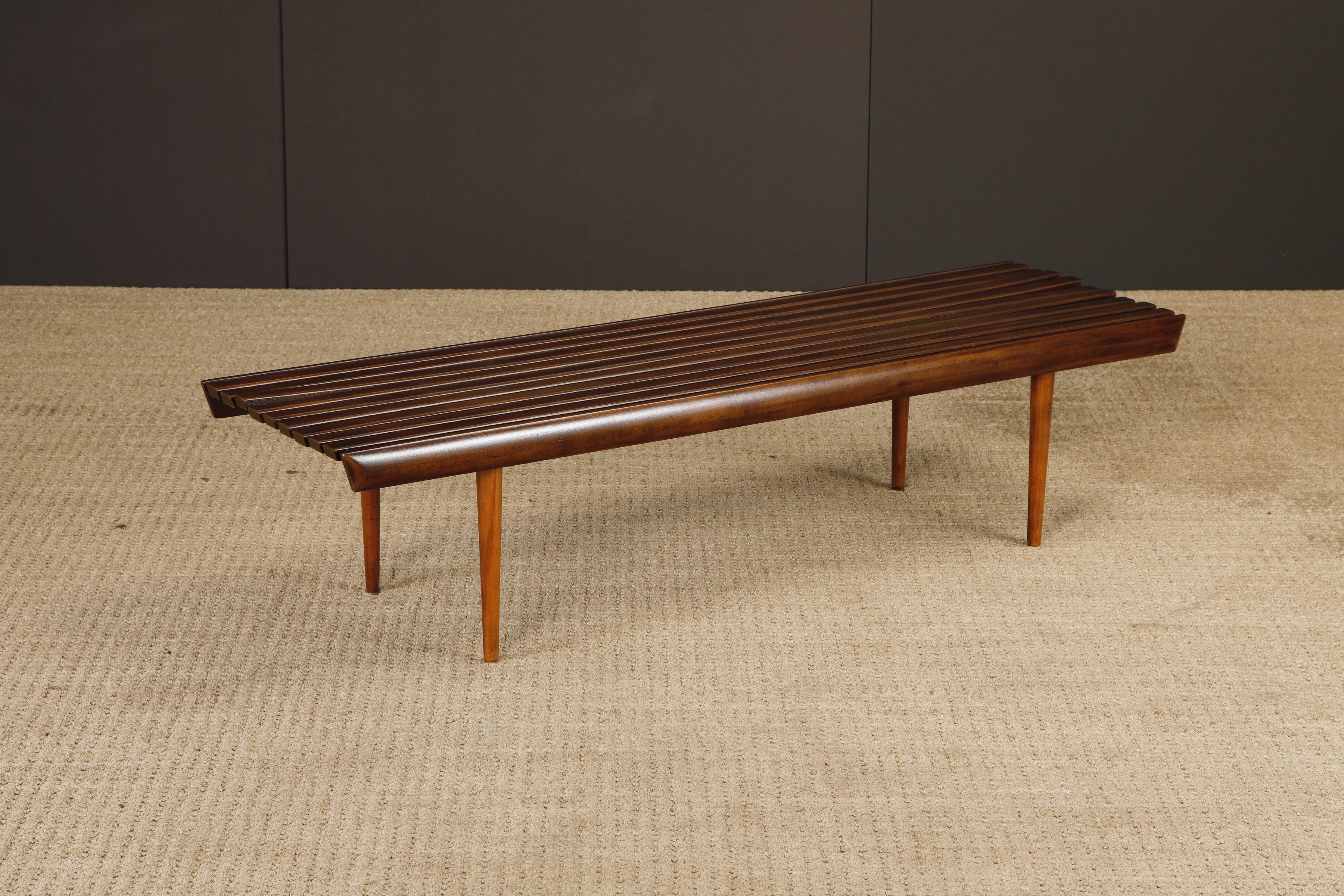Banc ou table basse à lattes en noyer, moderne du milieu du siècle, 1960, restauré en vente 2