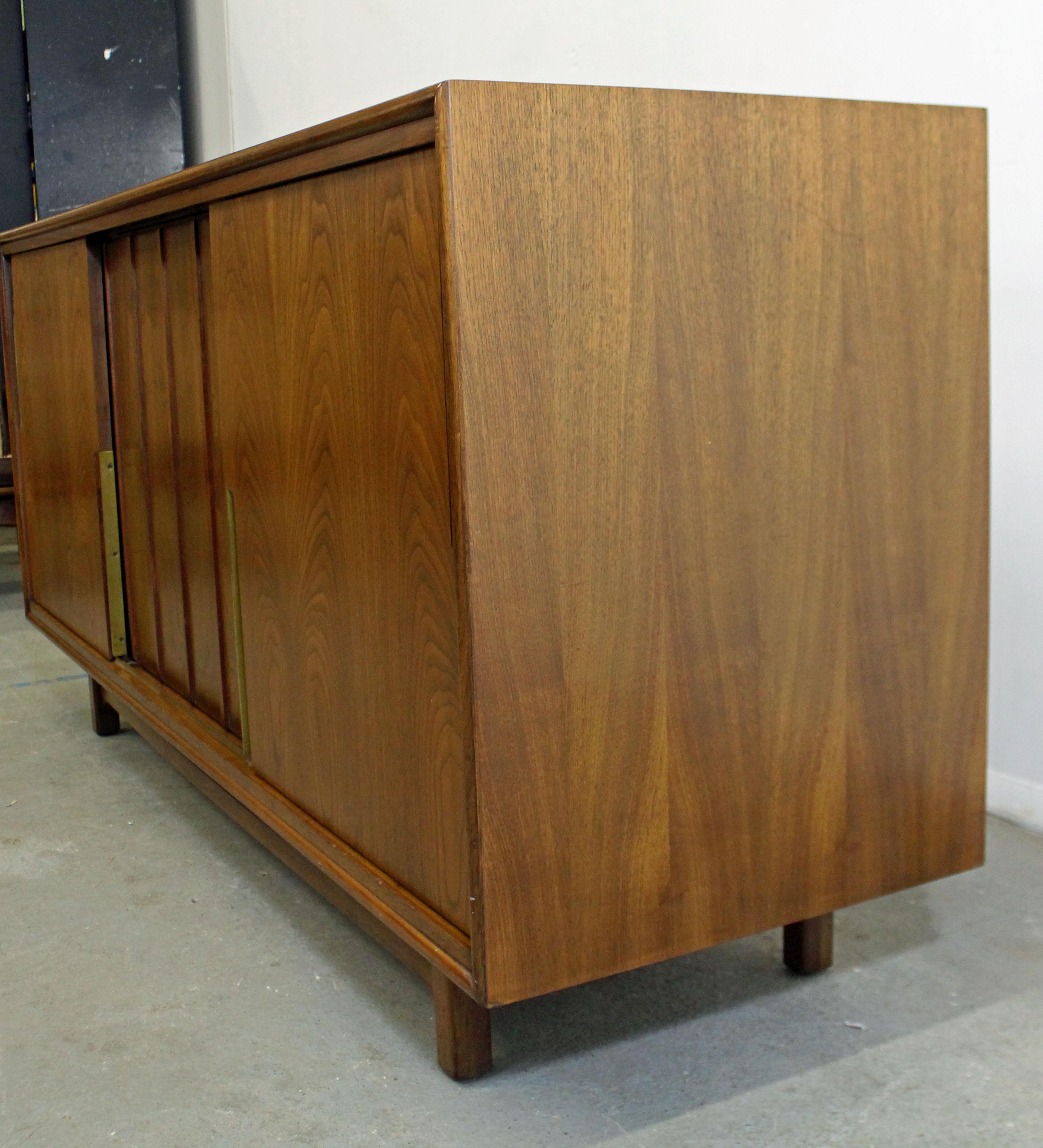 Mid-Century Modern Walnut Sliding Door Credenza by Cavalier In Good Condition In Wilmington, DE